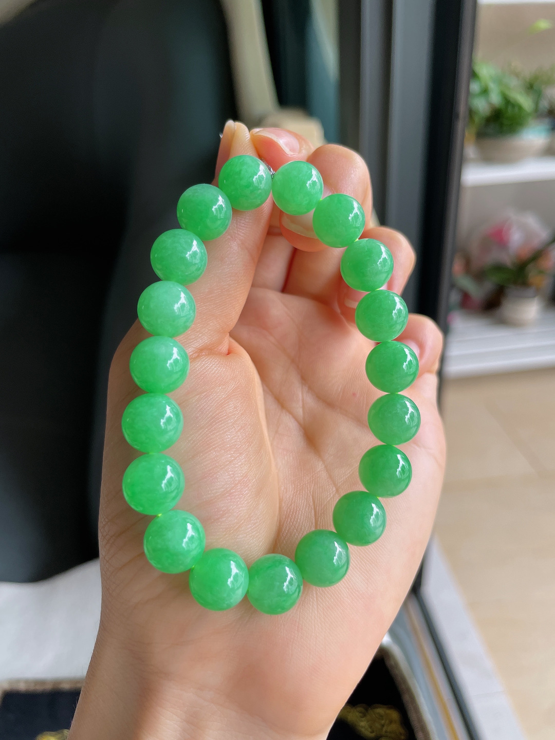 缅甸天然翡翠A货，冰满绿阳绿手链，尺寸：10mm。【编4320】