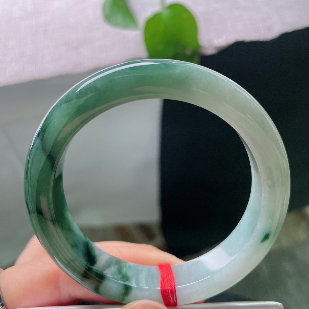 52.7/11.4/8.5，飘花正圈，晶体，一点皮纹，半圈墨翠晕染玉镯，由浅入浓自然过渡，恰似半山烟雨落于腕间，浓淡交织，自成一幅山水写意。ss58972a