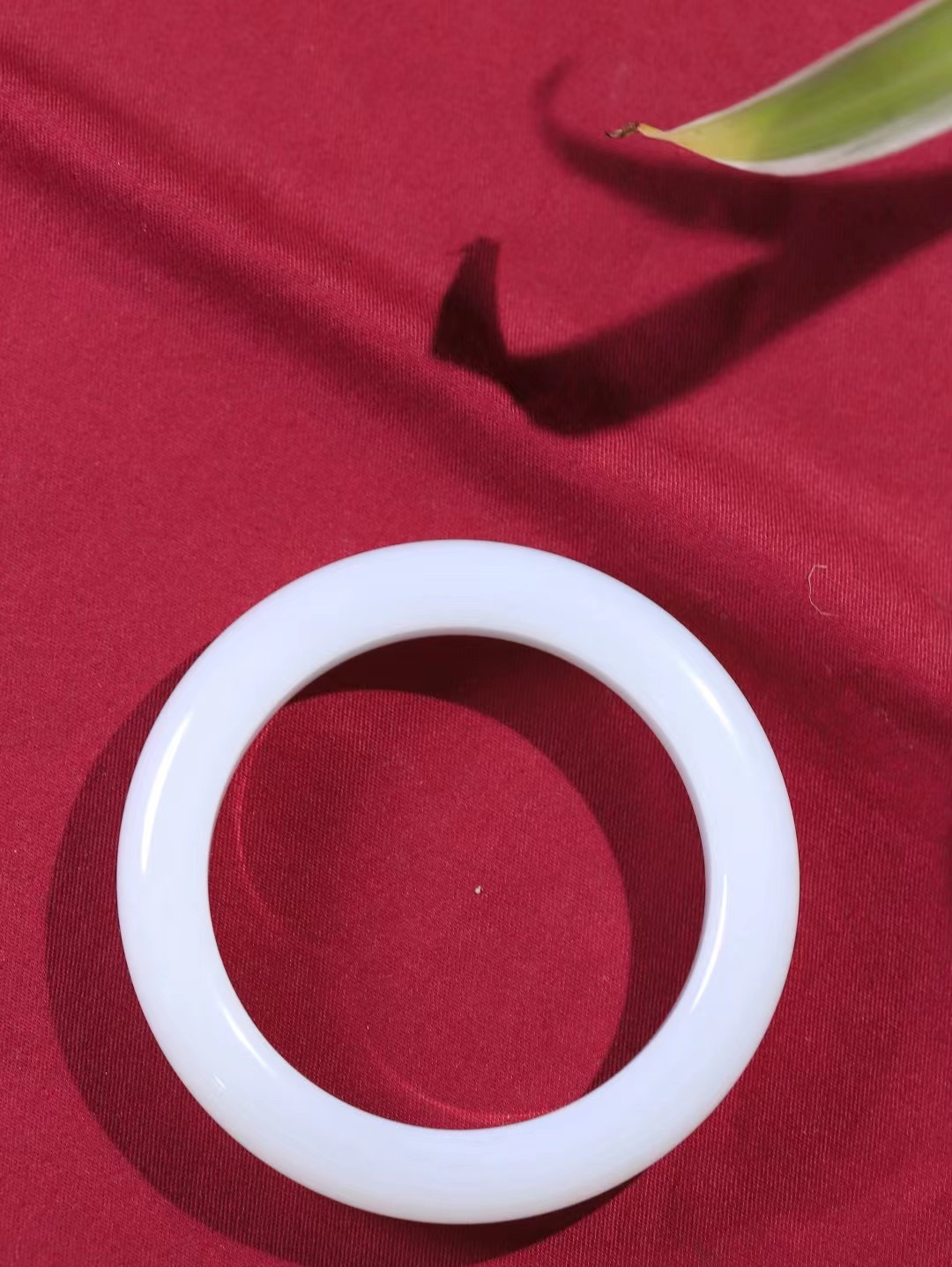 （温柔雅致.手镯）

精品️和田玉白玉手镯。镯型饱满，温润细腻，脂润沁香。️执一卷书，沏一盏茶，着一袭裙，戴一只镯。淡淡浅笺，素心若兰，静赏玉中诗画。悠悠岁月，芊手轻摘，盛满诗样芳华。重63.21克   内径54.5mm 尺寸12.7-10mm    FDy-9990796
