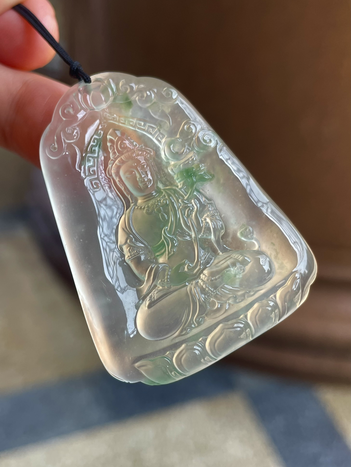 【玻璃种飘花观音】料子通透闪亮，质地致密，种老起强胶感，人物面部开脸生动，雕刻很精细，表情端庄祥和