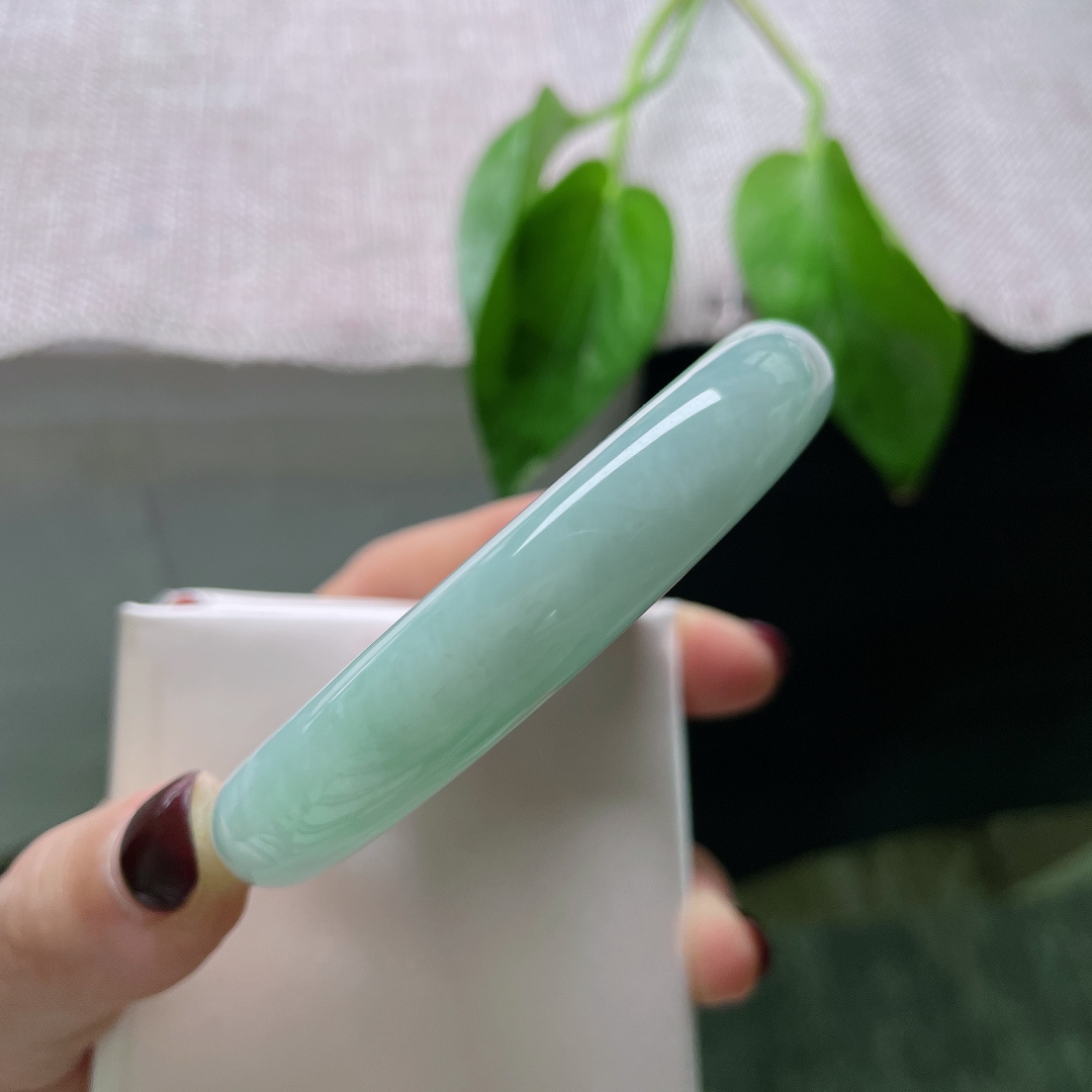 55.9/11.8/9.5，淡绿底正圈，水润，肉质细腻干净，镯型厚装，端庄淑女，皮纹，ss58964a