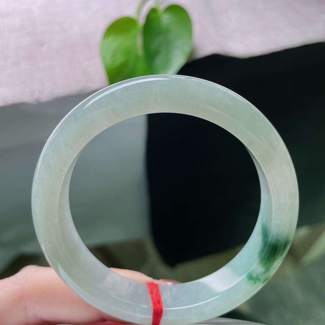 53/12.2/8.2，飘花正圈，不必满缀，只这一抹飘花，便让玉镯有了灵气，一点皮纹，ss58873