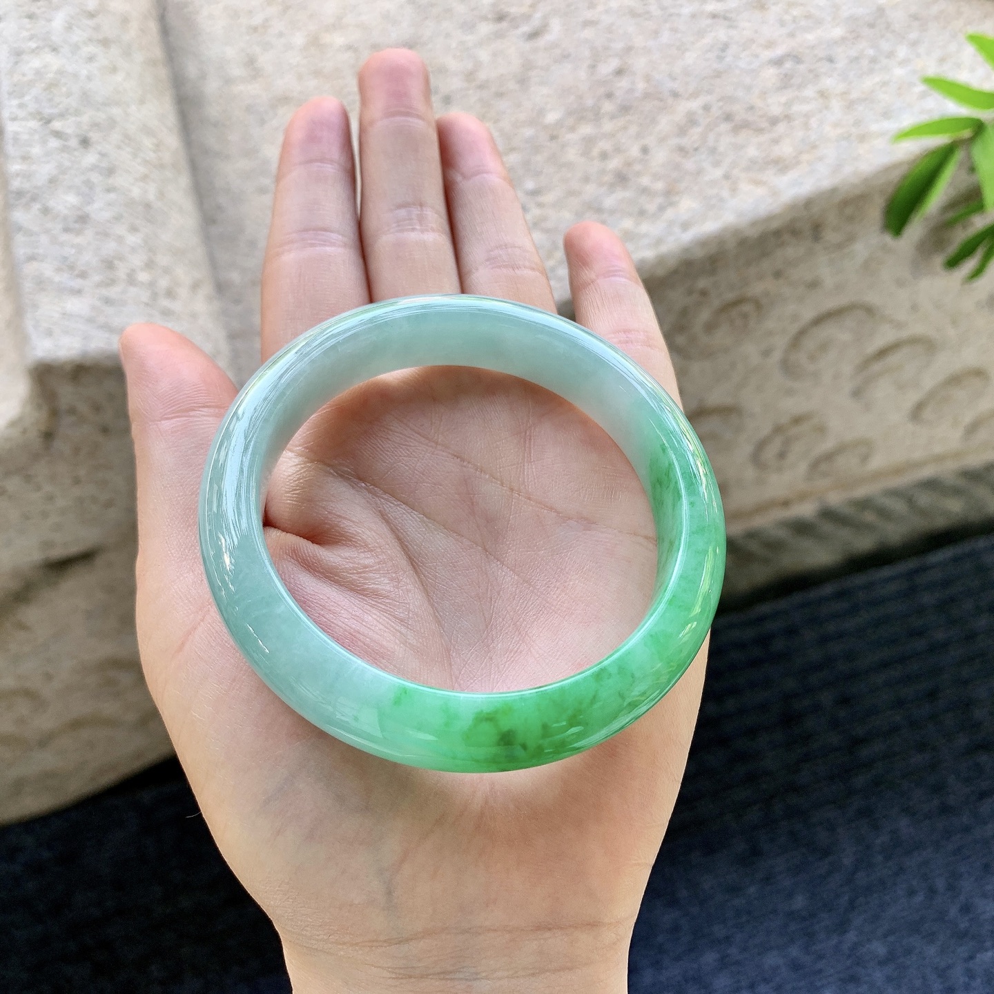 正圈56 57 圈口57.6/12.2/8.5 编码WW091325 细糯飘辣绿，水润，种老，细腻，打灯有纹线