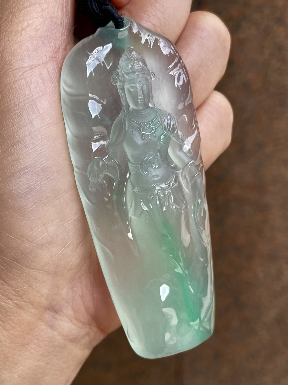 【冰种飘绿站观音吊坠】质地非常细腻干净，冰润十足，种老冰透，收藏品质