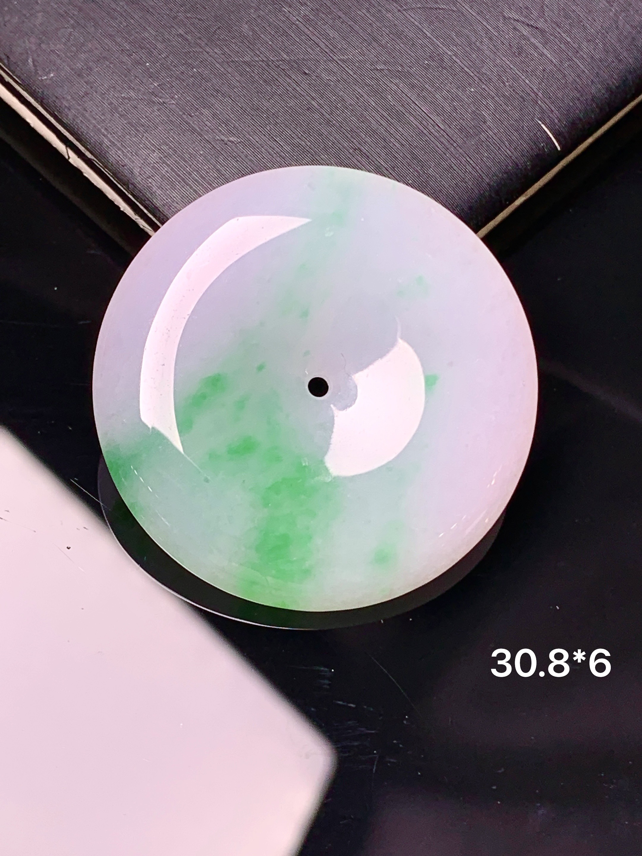 飘绿平安扣吊坠 玉质细腻 色泽艳丽清新 水润亮眼 整体尺寸30.8*6 w1