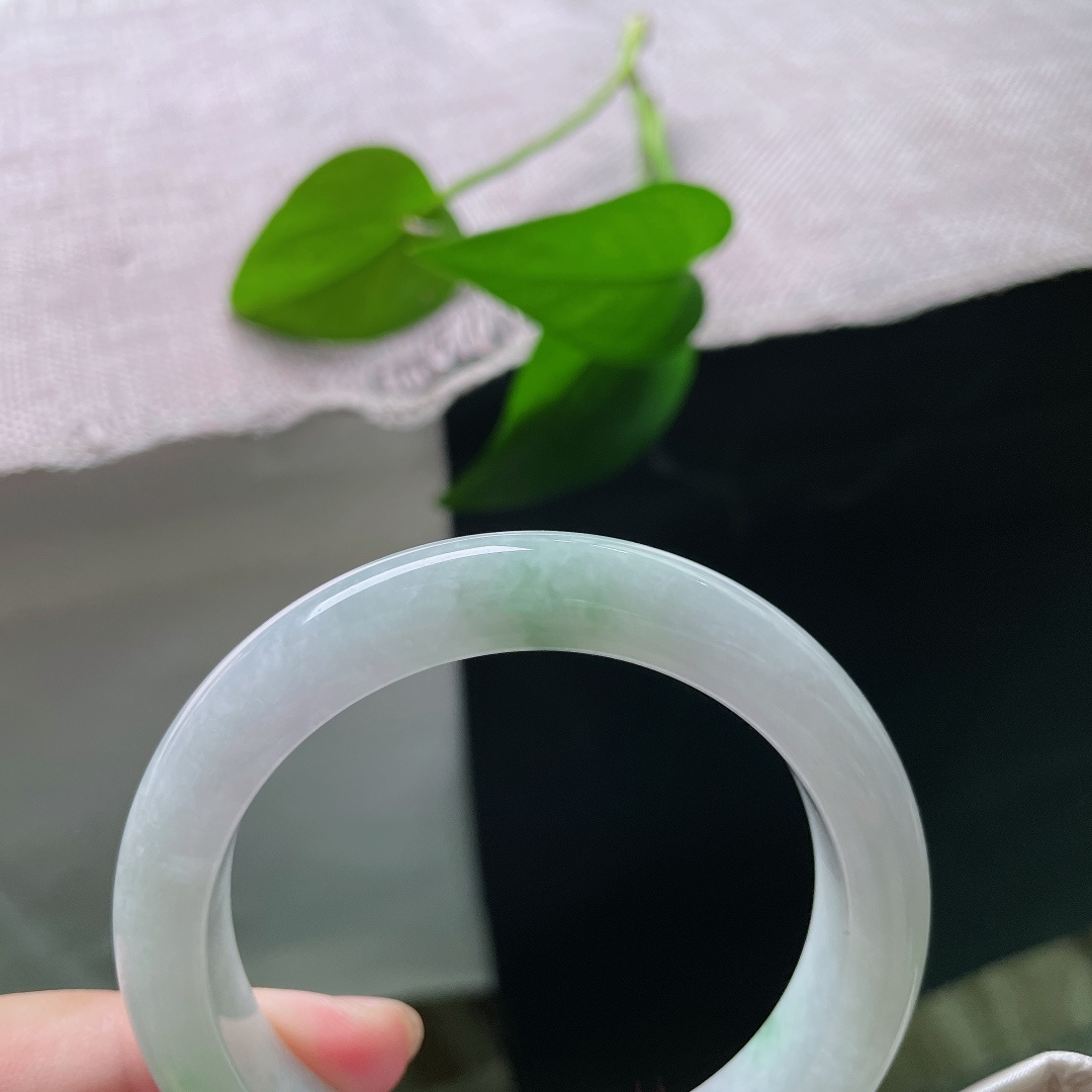 53.6/11.7/8.8，飘绿正圈，晶体纹，柔光漫过镯身，紫韵朦胧，翠影依稀，如观一幅淡墨浅染的春山画卷。ss58390a