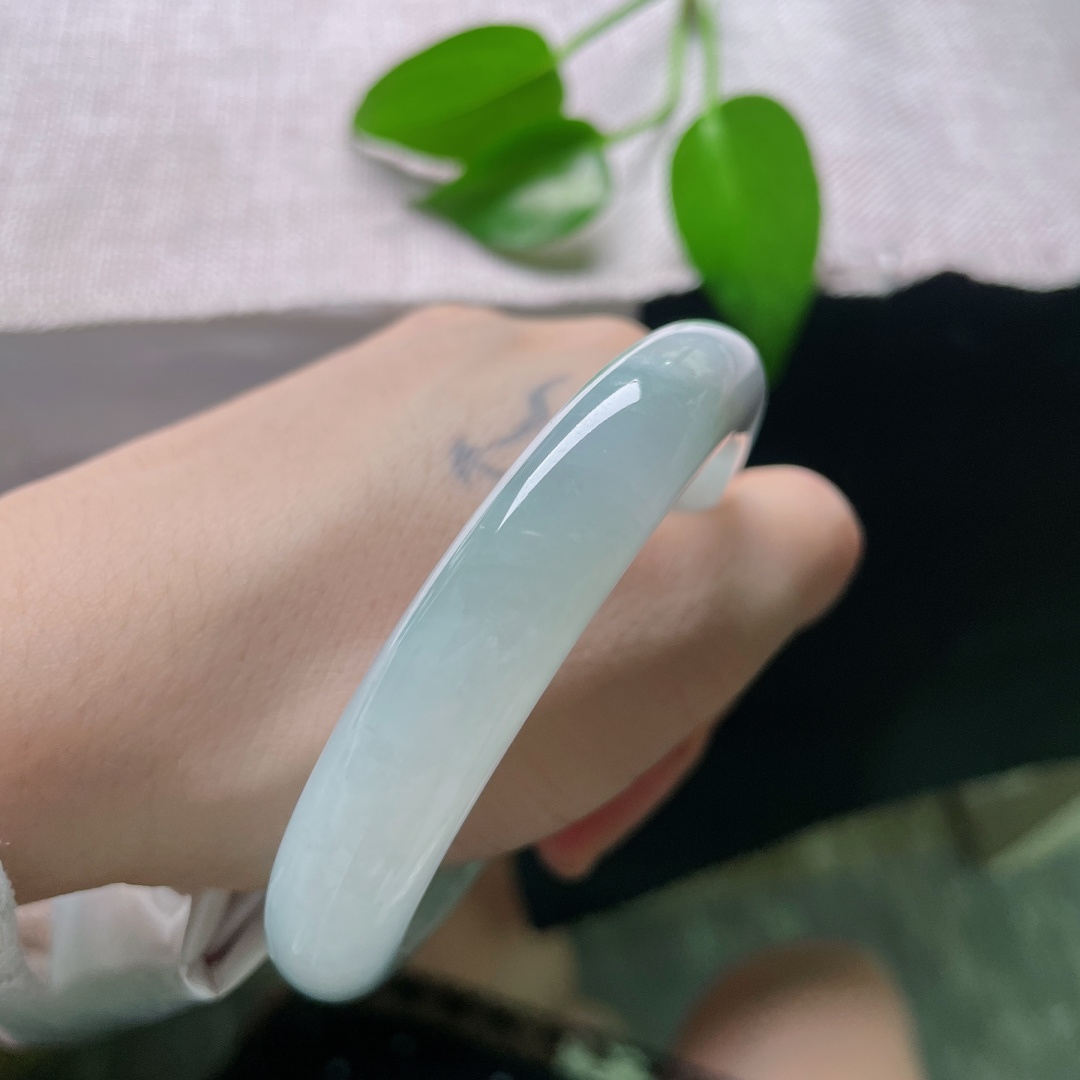 57.4/11.6/8.6，蓝底正圈，内纹，棉团，玉质细腻紧实，素身无雕饰，完整保留翡翠天然冰润通透质感。ss58837a