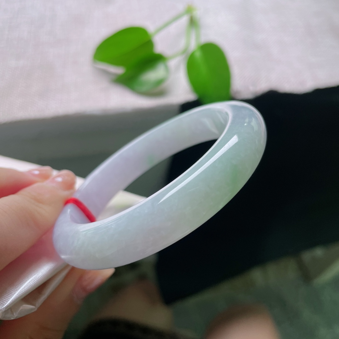 53.6/11.8/8.4，春彩正圈，无裂，玉质冰润细腻，淡紫为底，翠色点缀，经典正圈上手端庄雅致。ss58849a