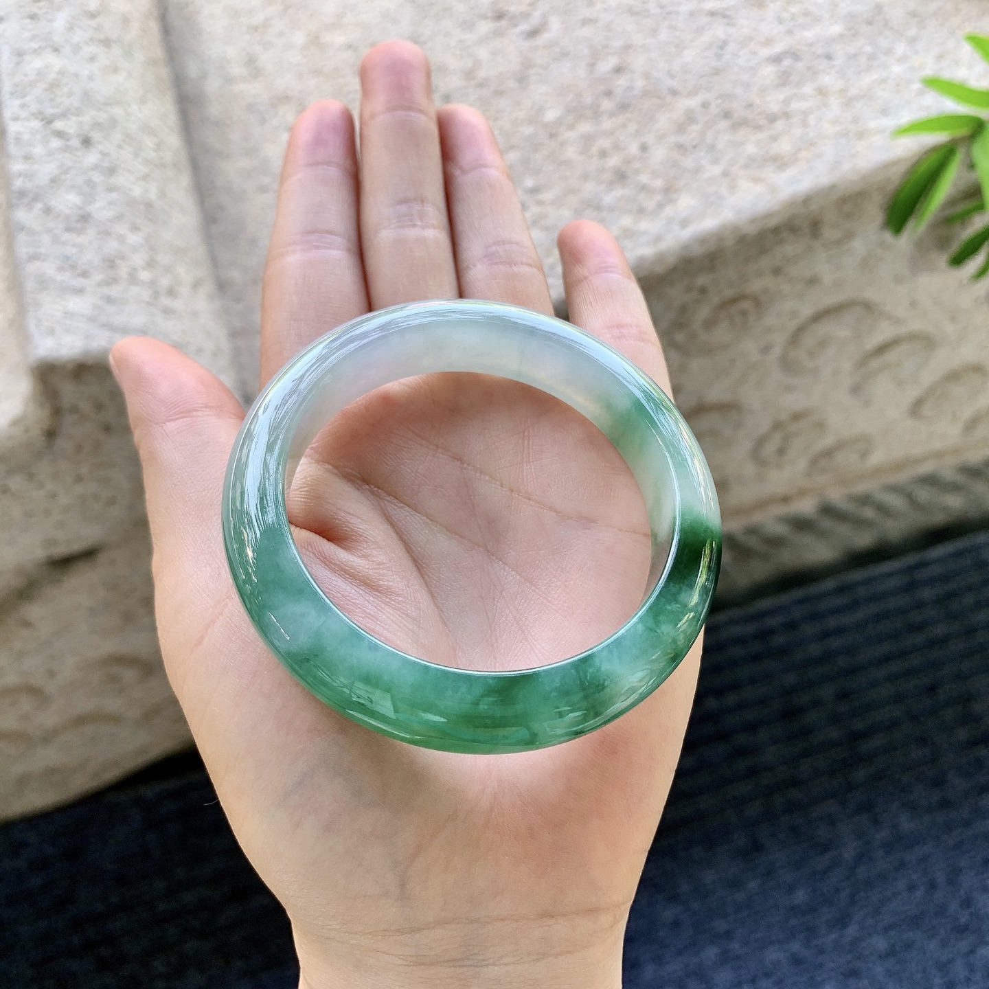 正圈53 54 圈口54.6/12.7/8.8 编码Q5091321 冰糯飘辣绿，水润，种老，细腻，无裂