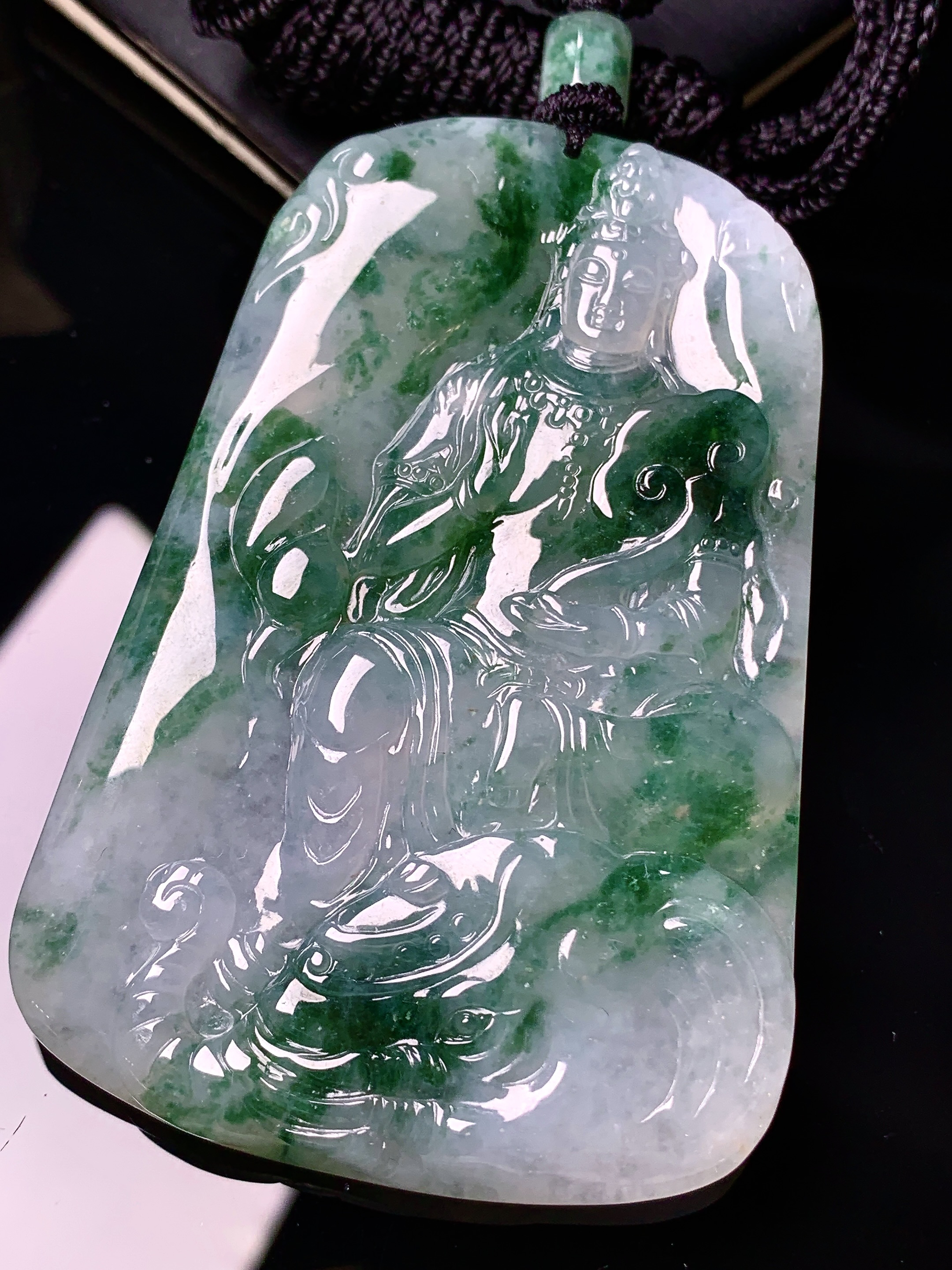 飘绿普贤观音菩萨吊坠 玉质细腻 色泽艳丽清新 水润亮眼 整体尺寸68.2*45.6*5.8 L1