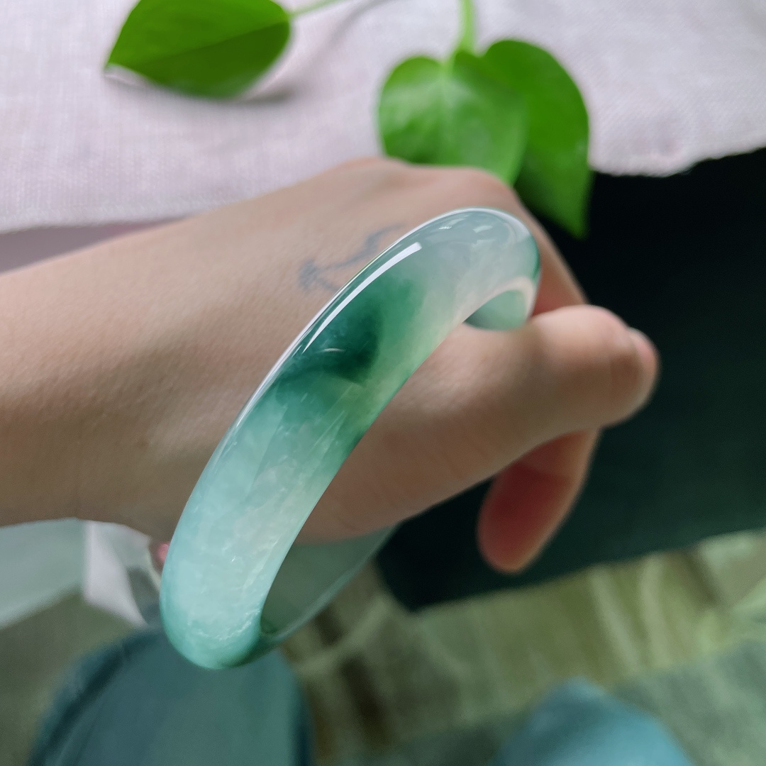 56/11.9/8.7飘花正圈，冰润细腻，晶莹剔透的底子里，勾勒出云雾缭绕的山峦，婉间风景，无裂，ss58928a