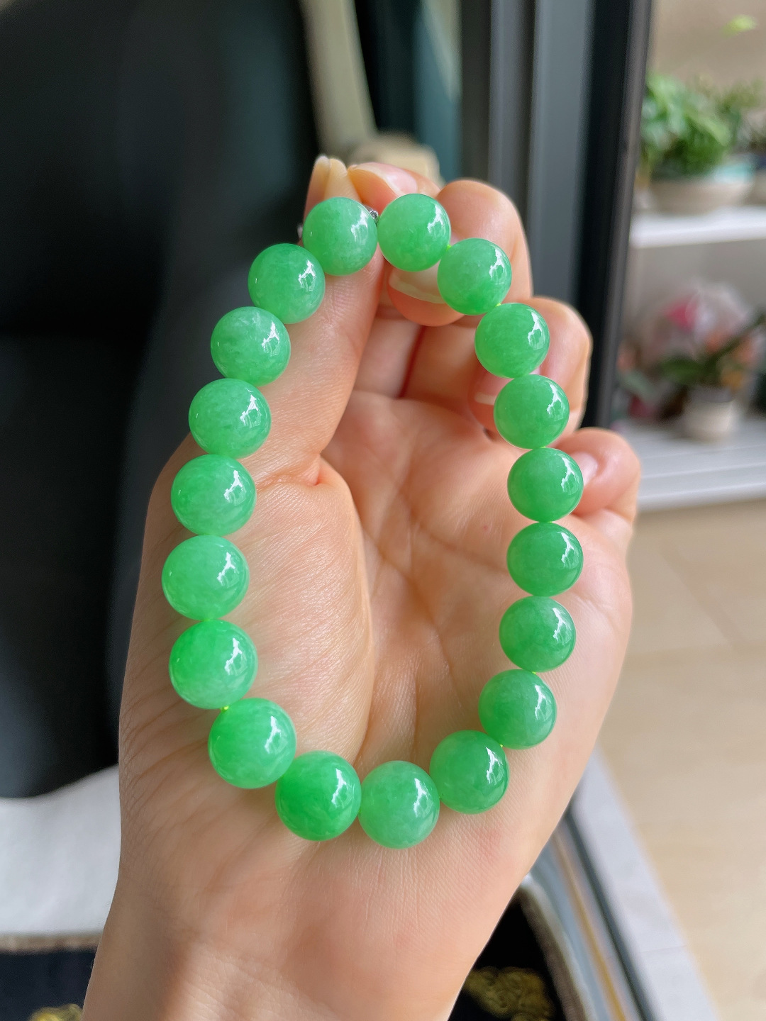 缅甸天然翡翠A货，冰满绿阳绿手链，尺寸：10mm。【编4320】