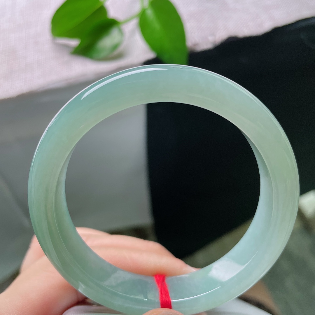 57.1/12.8/8.8，绿底正圈，无裂，玉质细腻冰透，满圈清新果绿，色泽柔和鲜活，沁人心脾。ss58899a