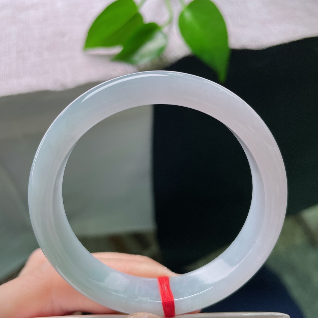 53.8/12/7.2，正圈，晶体线，种水干净通透，色调均匀素雅，经典正圈镯型，上手端庄温婉大方。ss58755a