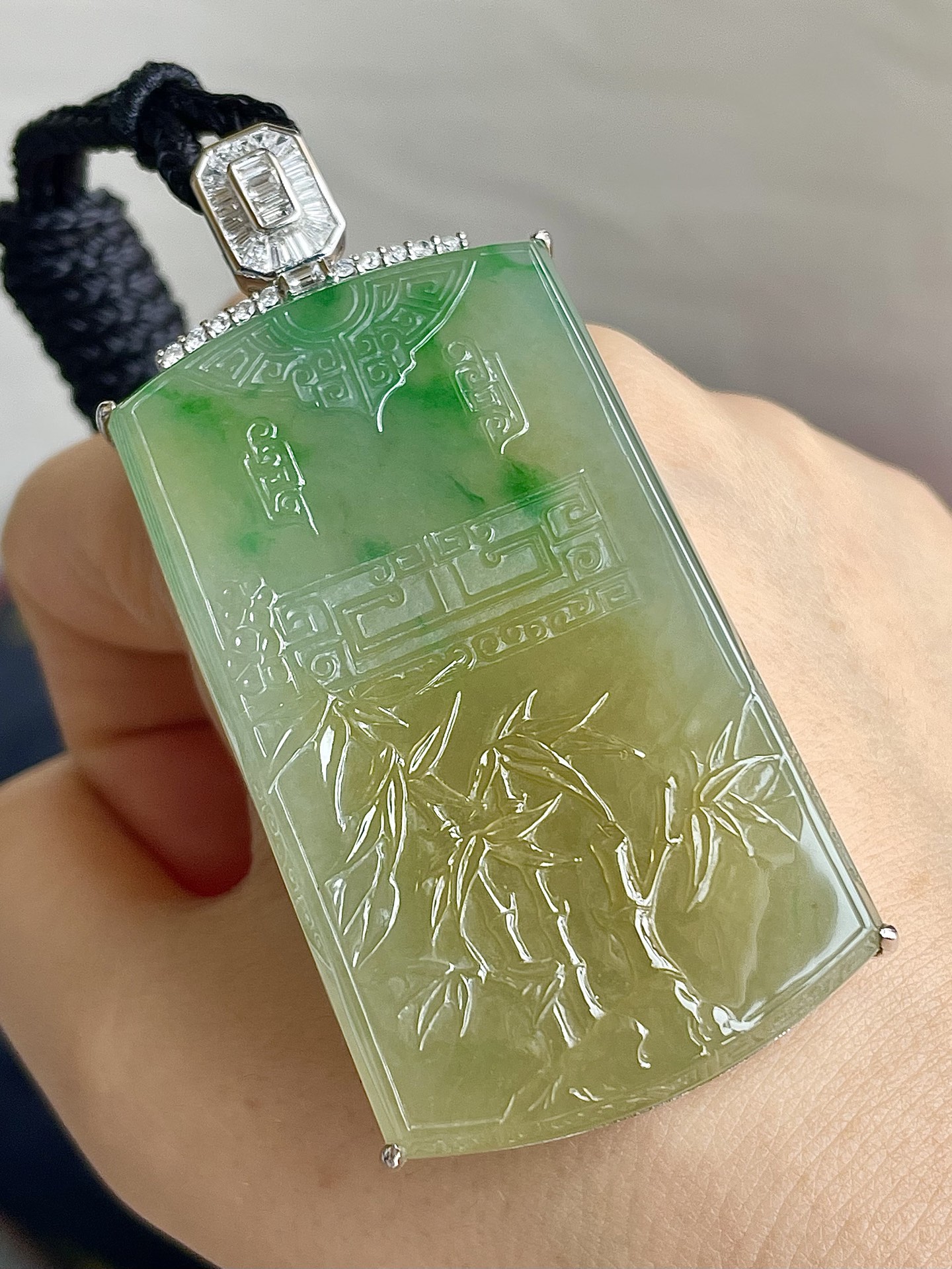 ️缅甸冰种黄加绿君子牌吊坠，步步高升，色辣，18k金镶嵌，饱满水润，无裂，裸石尺寸55.5/32.5/9.5--68.5/32.5/11编码0911好数字