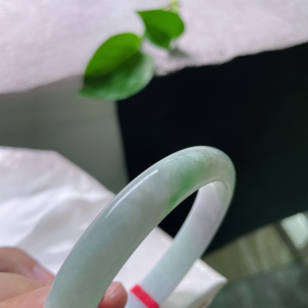 59.1/11.5/8.6，飘绿正圈，晶体，素玉衬鲜翠落于腕间，一抹晴绿漾开万般温婉动人，ss58942a