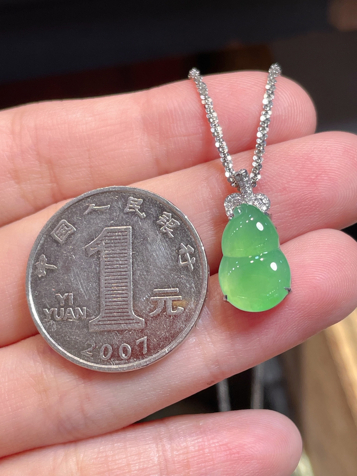 阳绿翡翠葫芦吊坠满色，料子水润通透，种老起光。18k金镶嵌，非常时尚好看，14-9.2-2.7