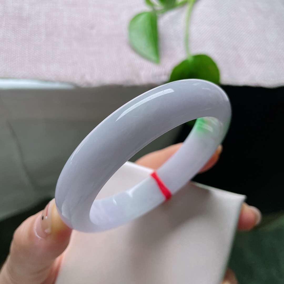 57.8/13.5/8.4，飘绿正圈，晶体纹，素净底色配上一抹鲜翠，清雅不俗，简约又有韵味。ss58939a