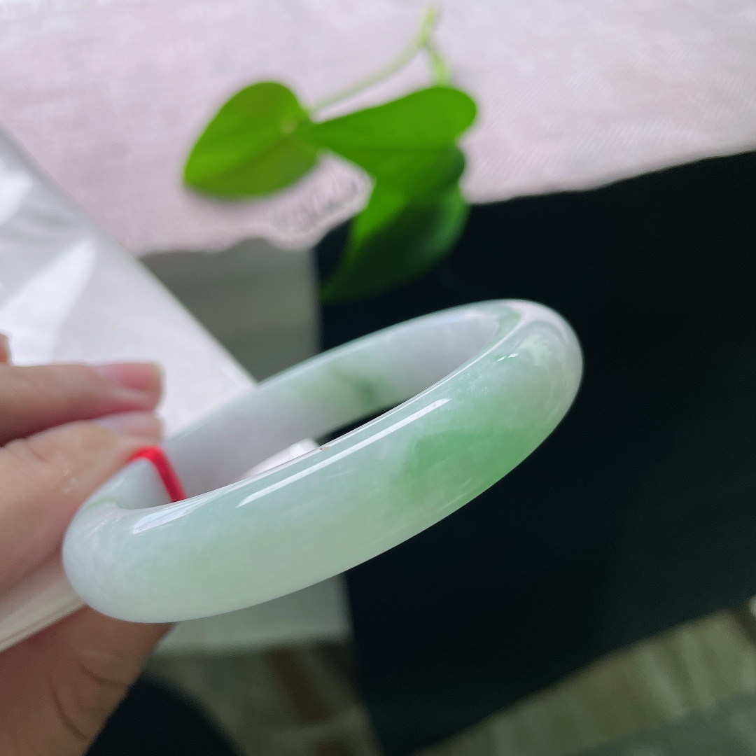 53.6/11.7/8.8，飘绿正圈，晶体纹，柔光漫过镯身，紫韵朦胧，翠影依稀，如观一幅淡墨浅染的春山画卷。ss58390a