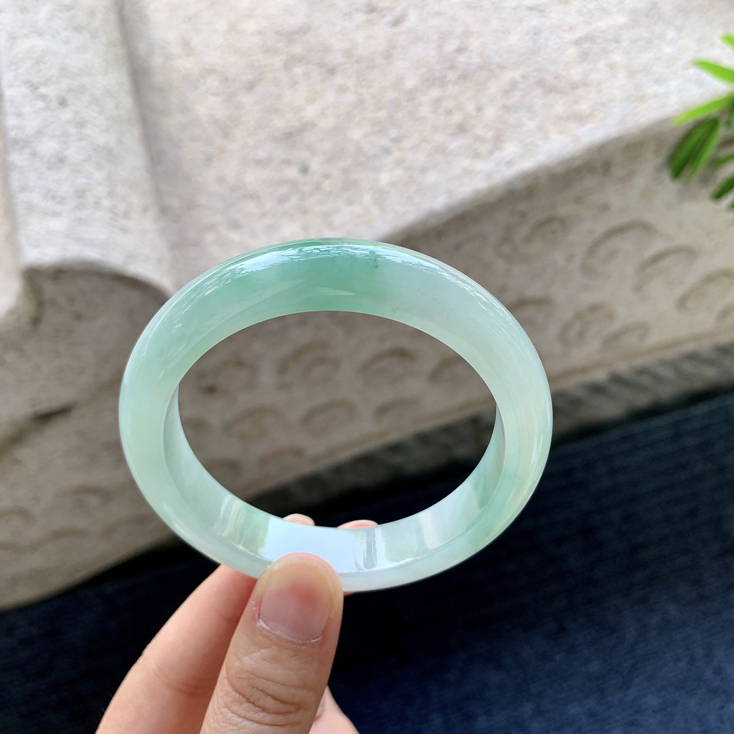 圆条55 56 圈口56/12/8.5 编码AD091305 细糯飘绿，水润，种老，细腻，无裂