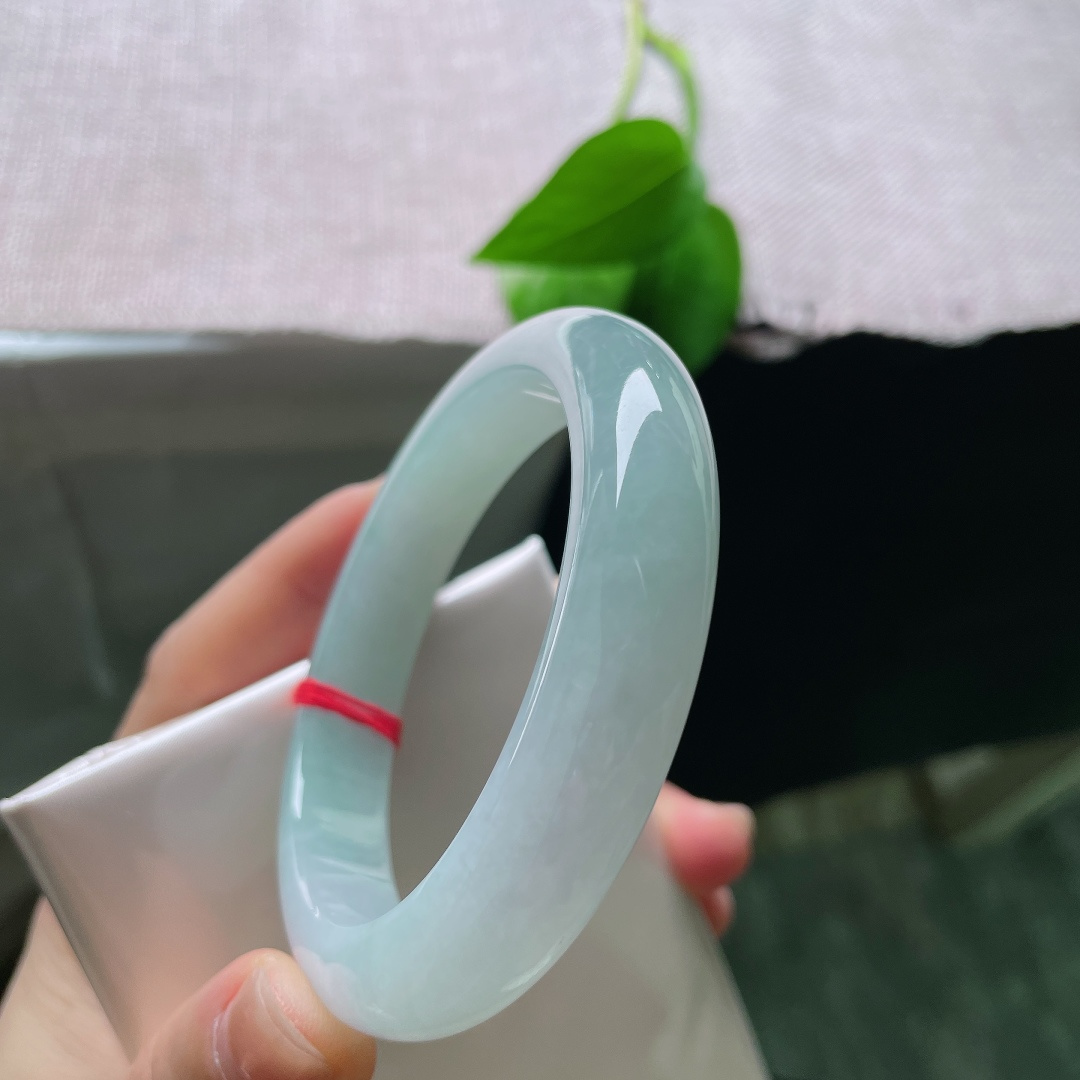 56.6/12.6/8.9，蓝底正圈，一点色线。通体清润晴水色调，玉质冰透细腻，自带盈盈水光。ss58719a
