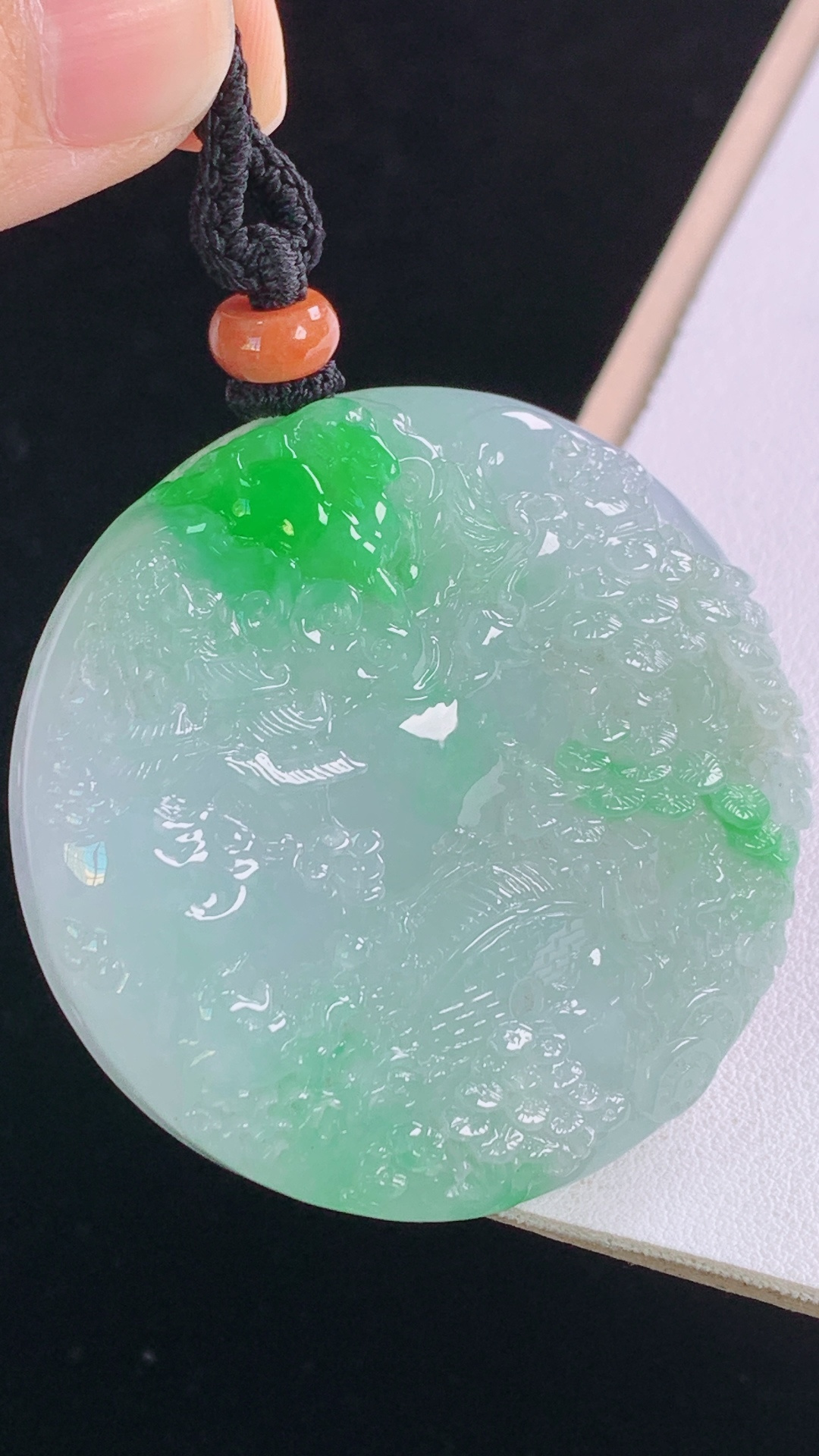 ️冰飘绿山水牌 翠色灵动，雕工精湛，无裂 尺寸:50.8-10.3mm 10