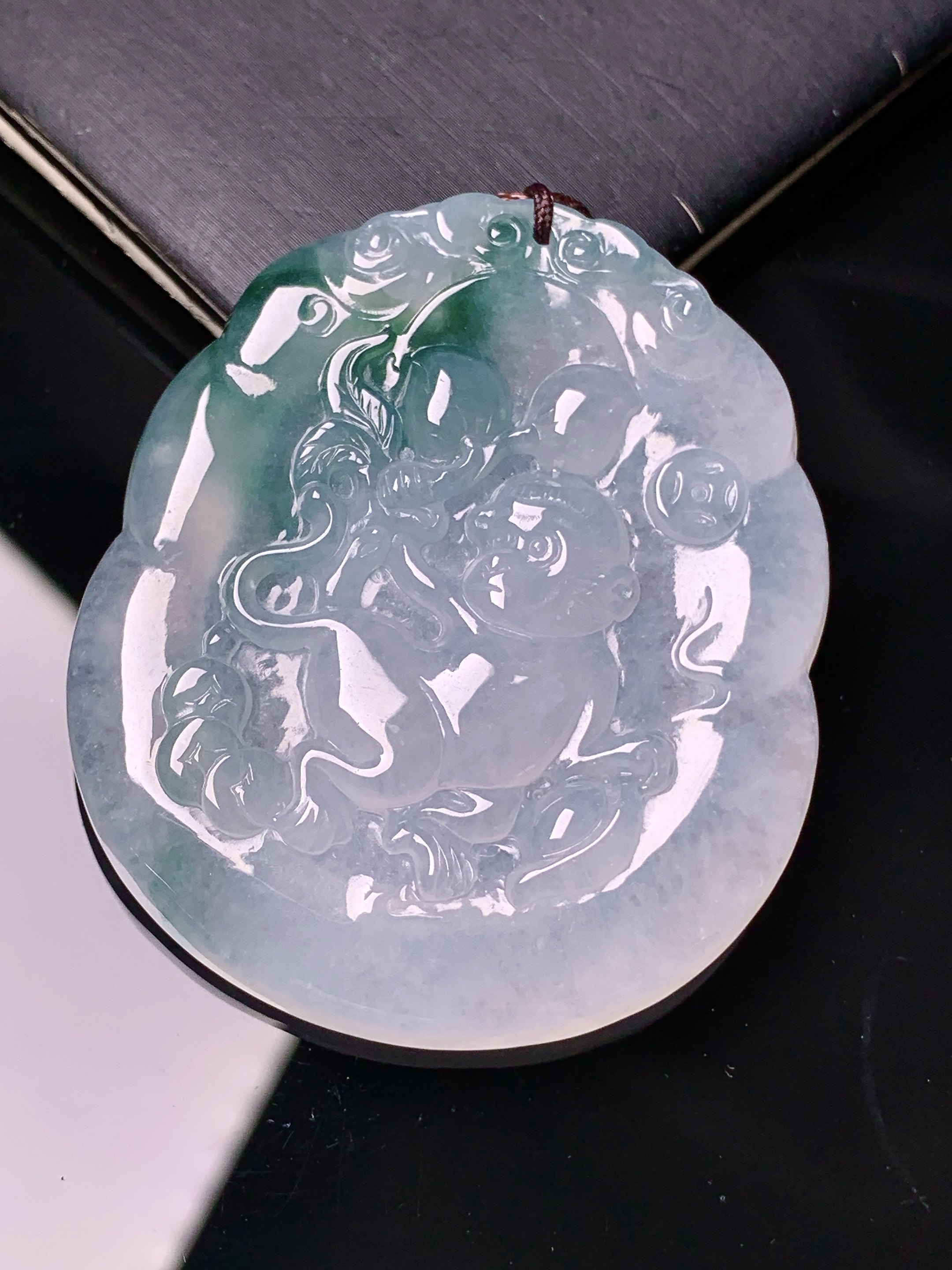 飘绿灵猴献寿吊坠 玉质细腻 色泽艳丽清新 水润亮眼 整体尺寸48.3*41.6*6 2x