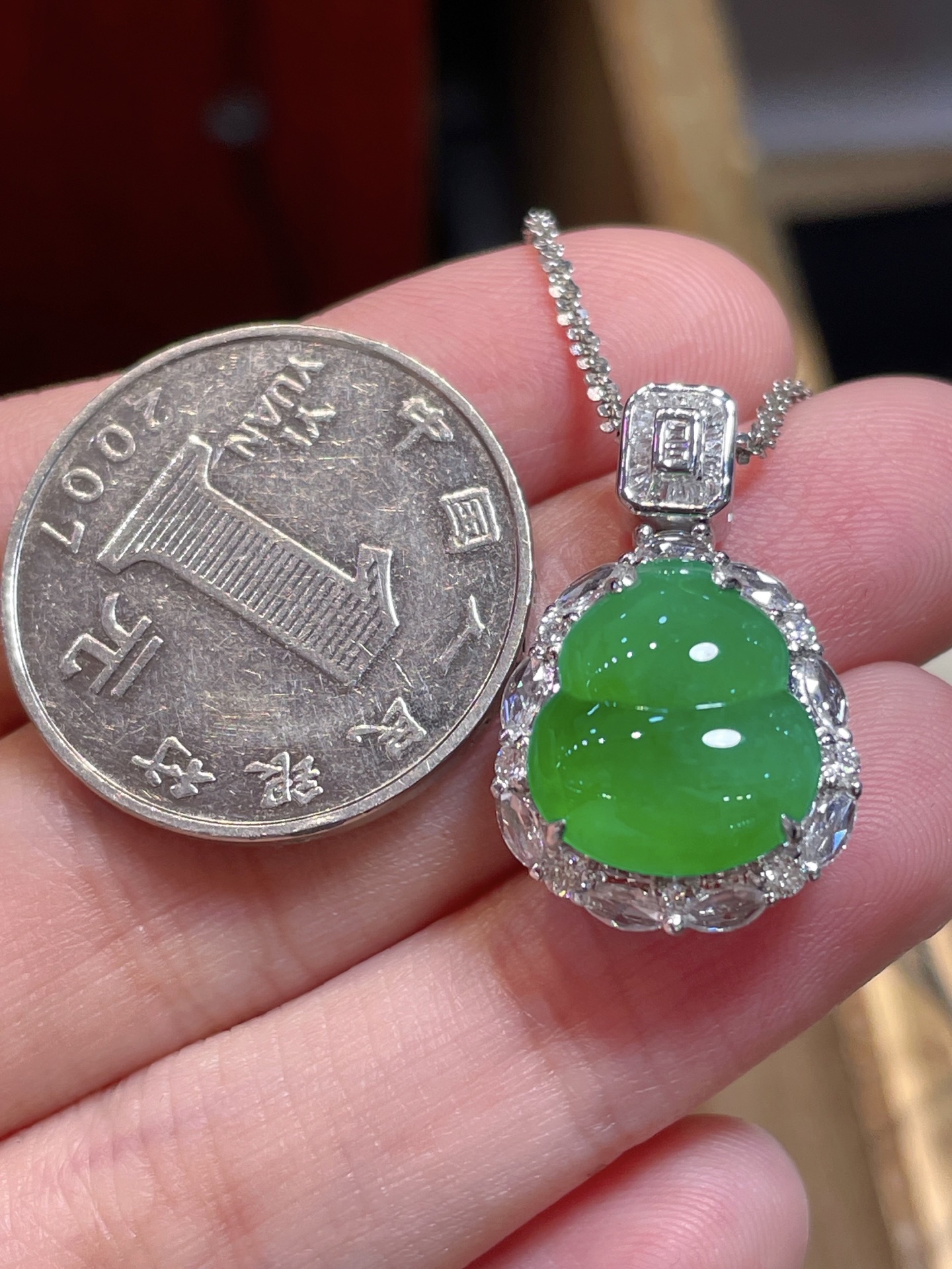 ️ 阳绿翡翠葫芦吊坠 满色，料子水润通透，种老起光。 18k金镶嵌，非常时尚好看，13.4-12.
