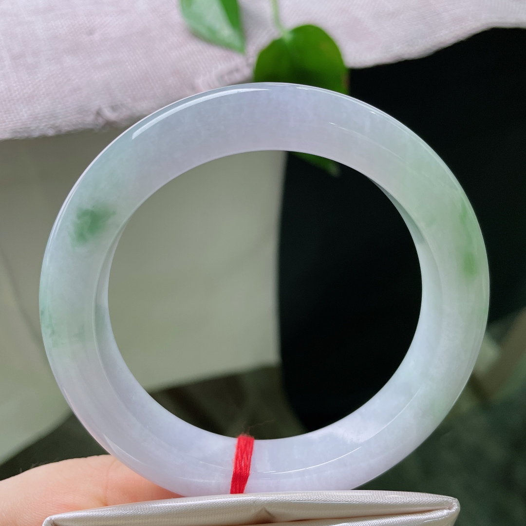 58.8/12.6/10，紫底飘花，横裂，淡雅紫底萦绕清新绿花，一镯兼得双色温柔，衬出独有的东方雅致