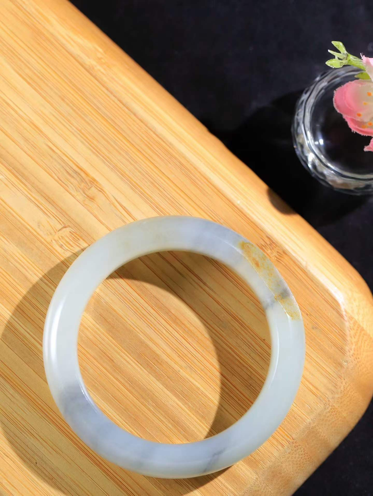 【一见钟情·手镯】

新疆和田青花籽料手镯。镯型饱满，温润细腻，脂润沁香。️执一卷书，沏一盏茶，着一袭裙，戴一只镯。淡淡浅笺，素心若兰，静赏玉中诗画。悠悠岁月，芊手轻摘，盛满诗样芳华。重63.82克   内径圈口54mm 尺寸13.4-9.7mm  FDA-1290904