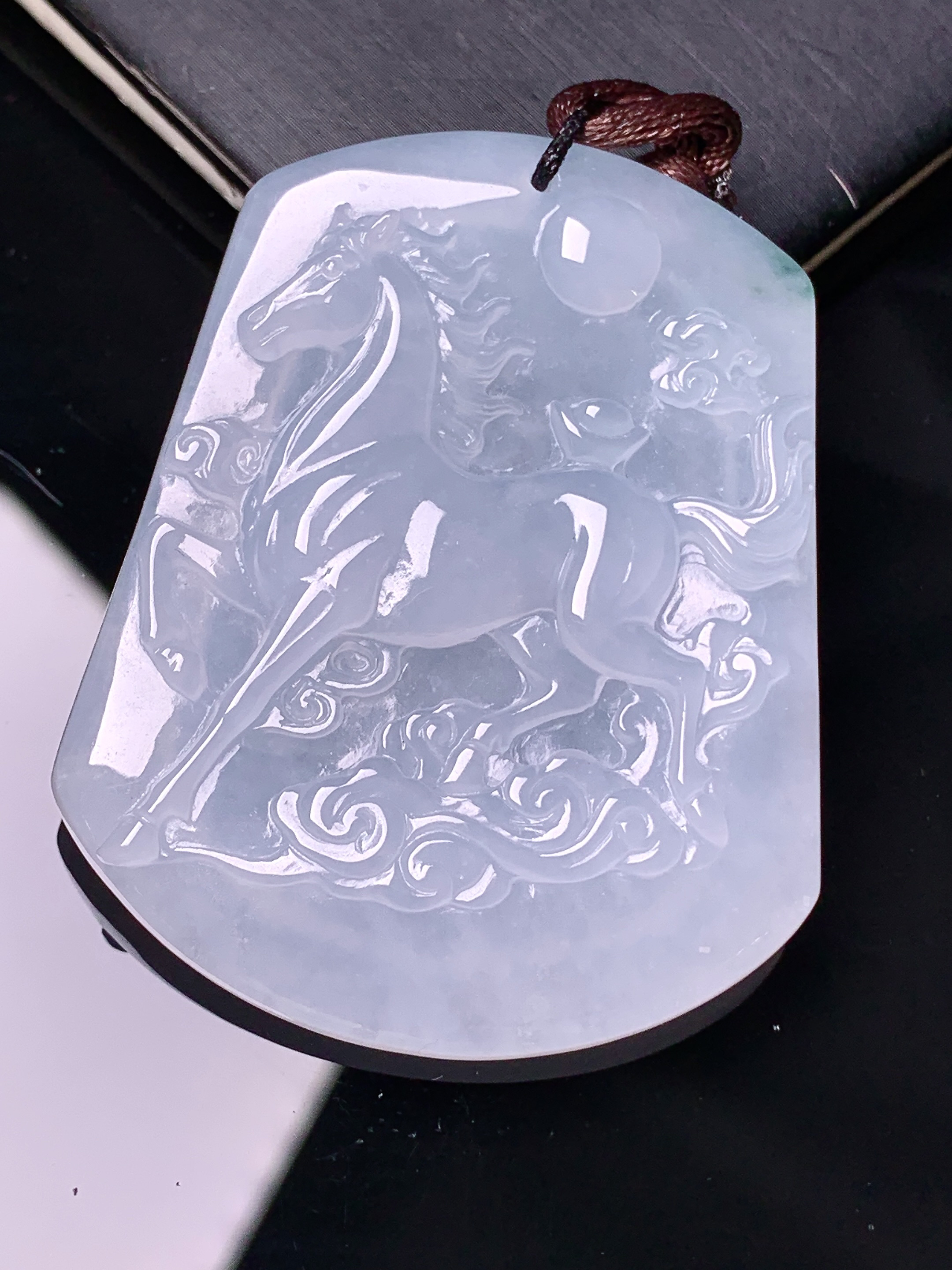 冰种生肖马吊坠 玉质细腻 色泽艳丽清新 水润亮眼 整体尺寸48.8*39.5*5.8 2x