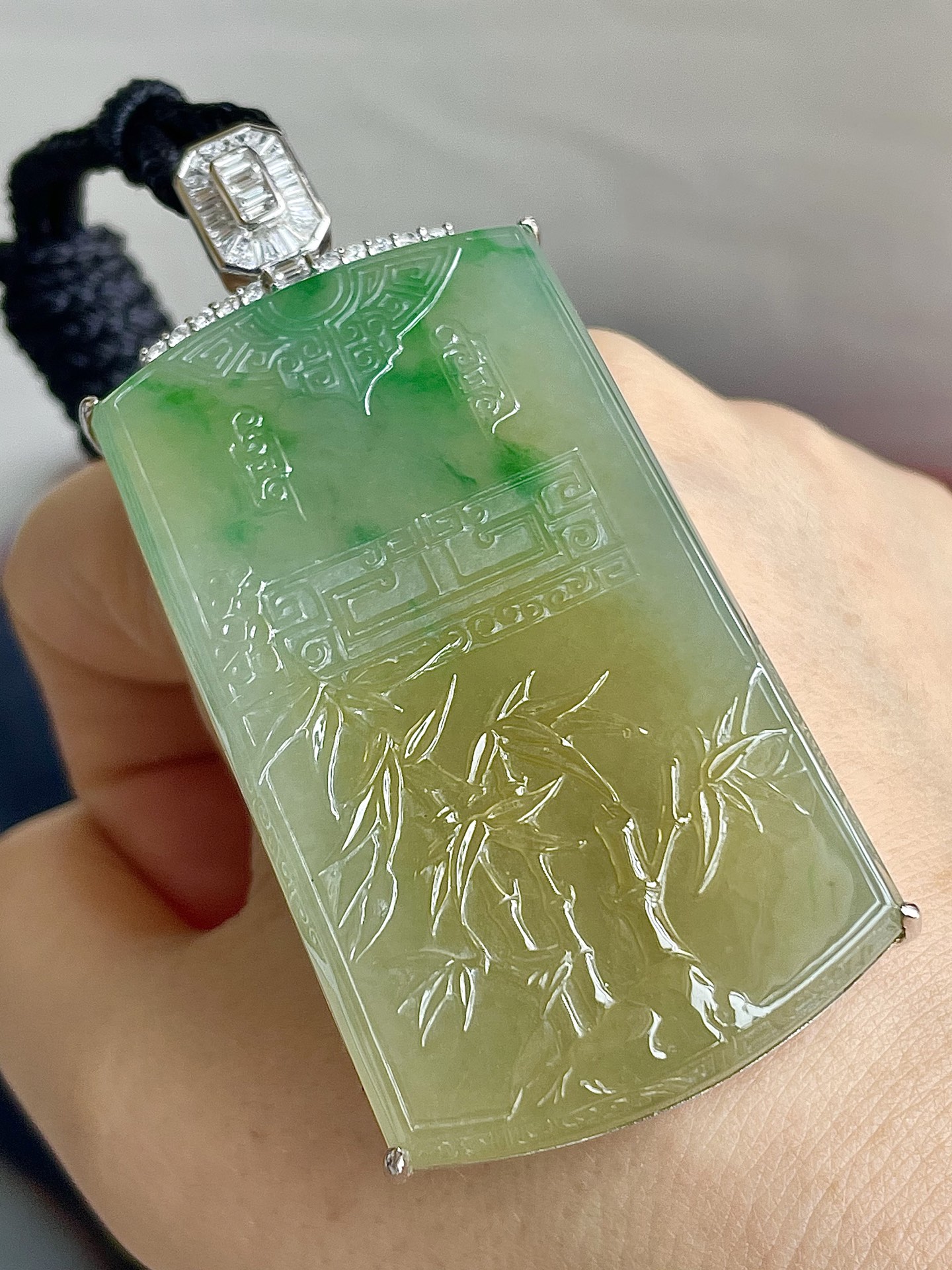 ️缅甸冰种黄加绿君子牌吊坠，步步高升，色辣，18k金镶嵌，饱满水润，无裂，裸石尺寸55.5/32.5/9.5--68.5/32.5/11编码0911好数字