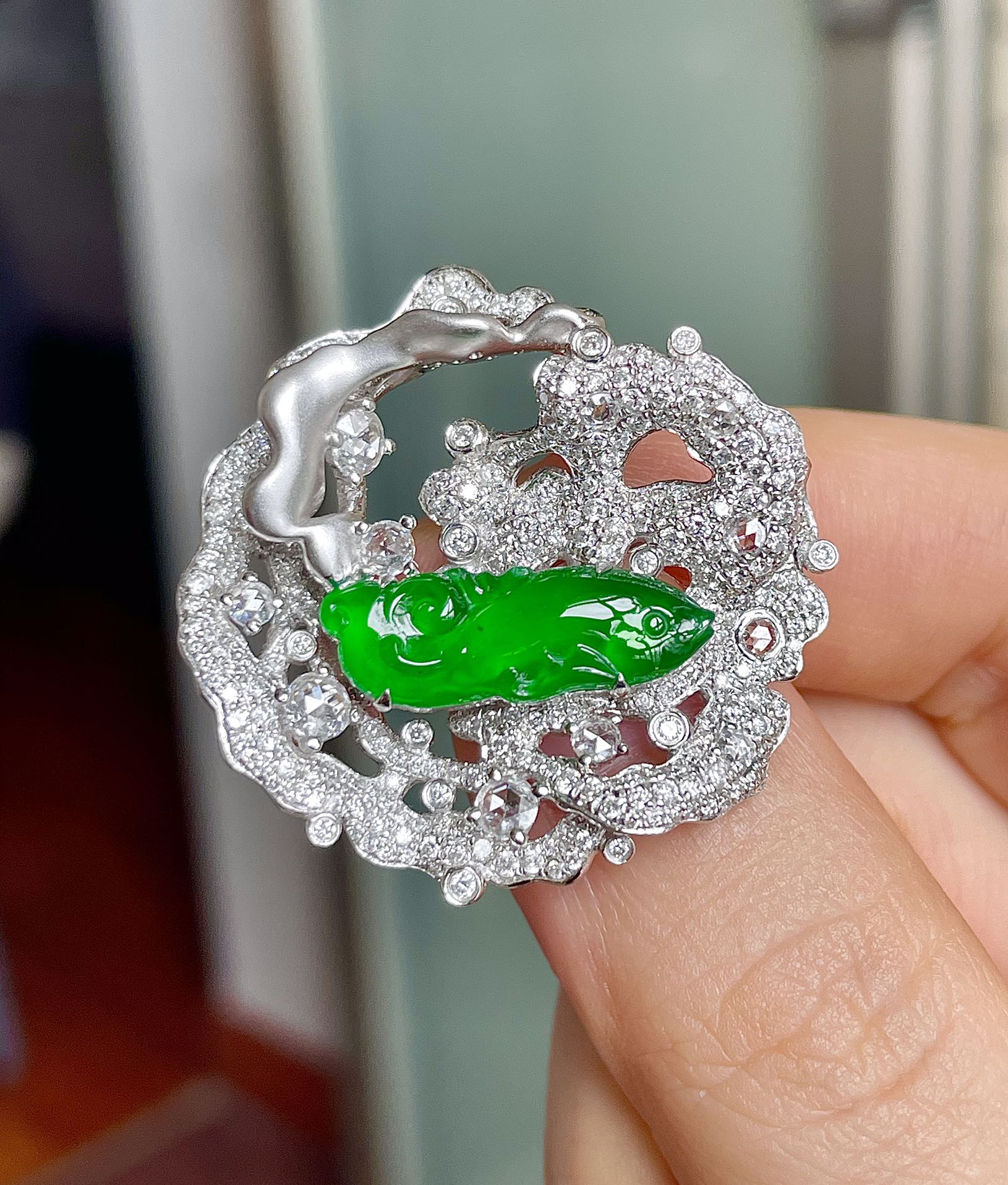 ️缅甸玻璃种帝王绿鱼儿吊坠胸针，如鱼得水，色辣水润，饱满无裂，裸石19/6.4/4-整体31.3/