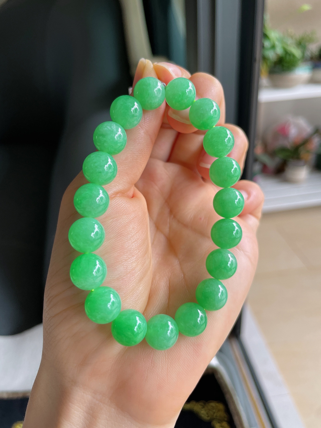 缅甸天然翡翠A货，冰满绿阳绿手链，尺寸：10mm。【编4320】