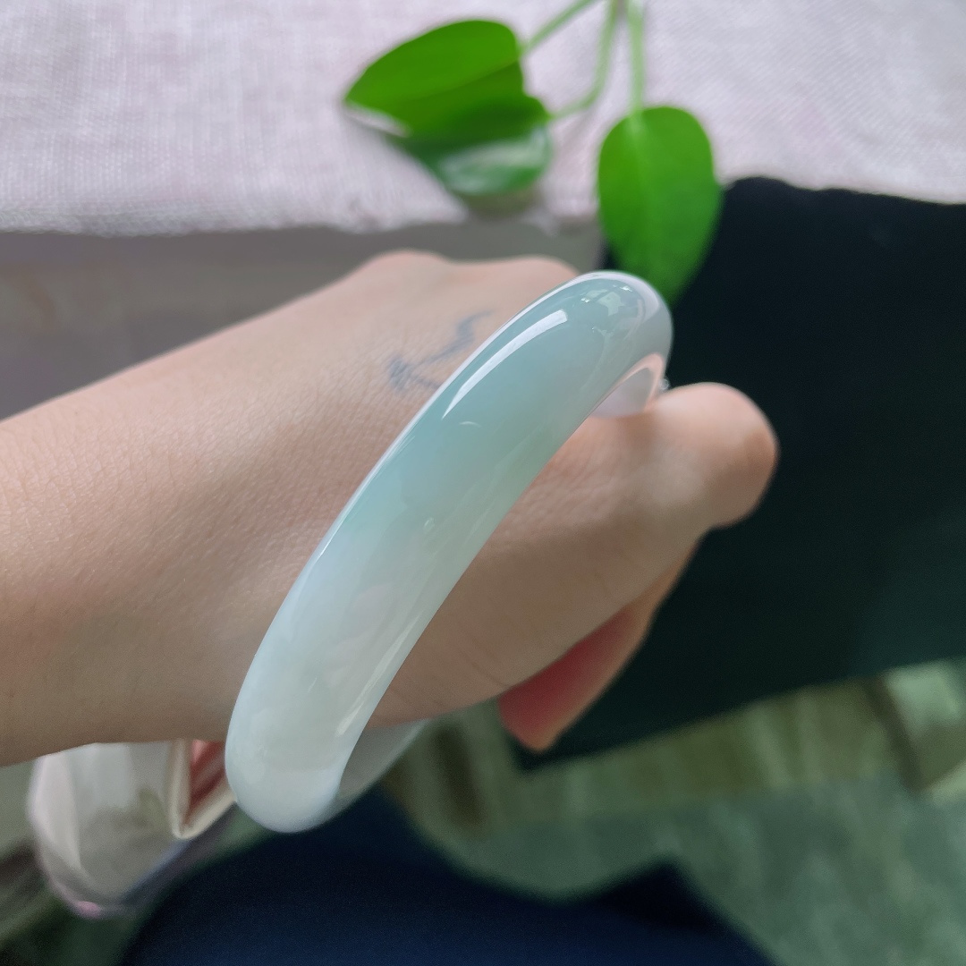 57.7/11.7/7.9，蓝底正圈，棉线，冰润晴底平安镯，玉质细腻通透，满圈淡淡的晴水色调，清润如水。ss58765a