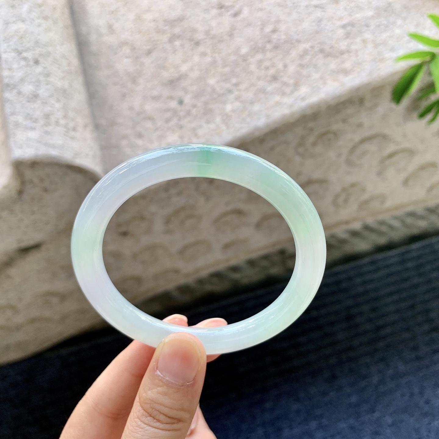 圆条55 56 圈口56.1/8/8.4 编码AD091303 糯冰飘绿，水润，种老，细腻，打灯有絮线