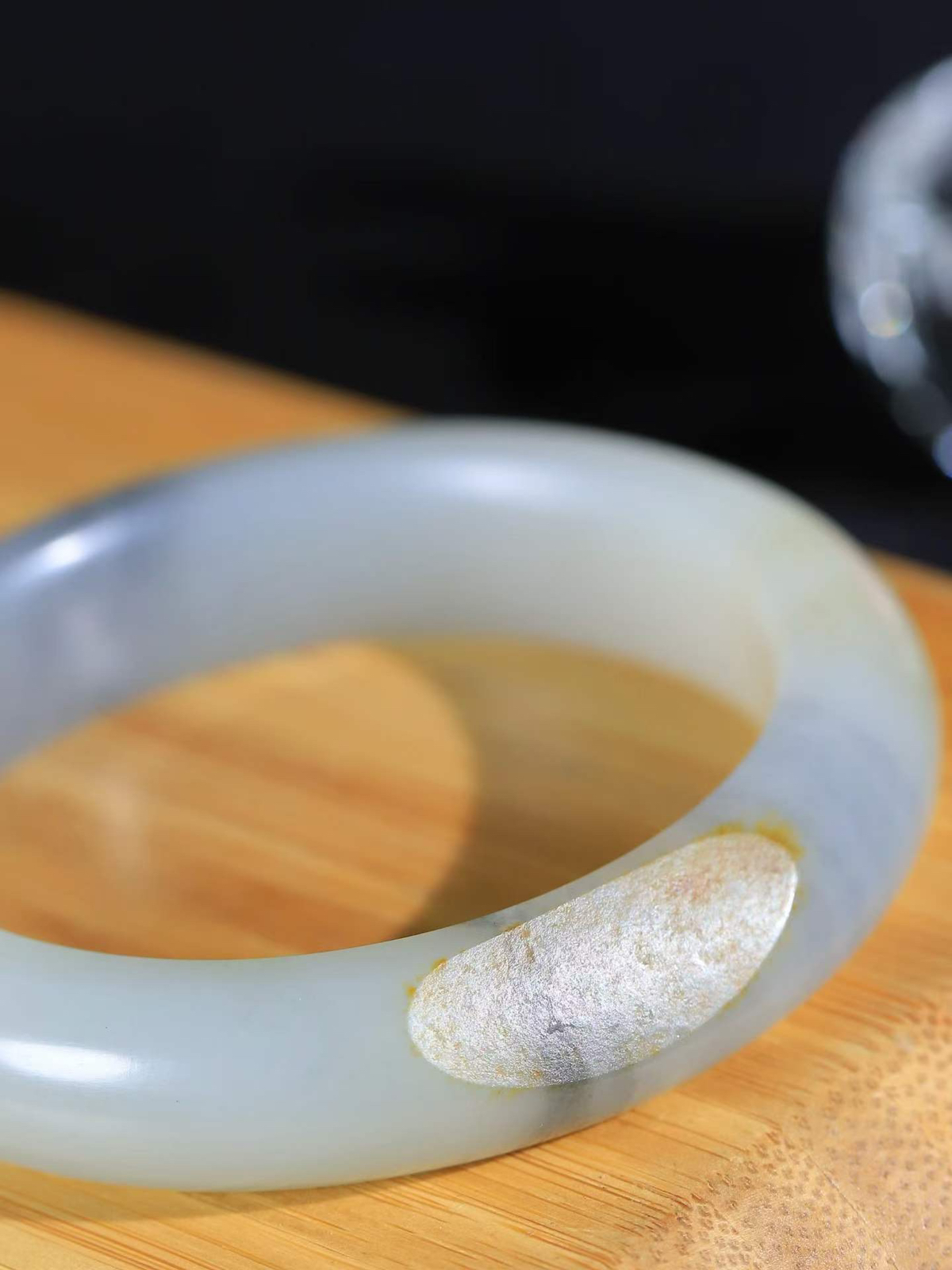 【一见钟情·手镯】

新疆和田青花籽料手镯。镯型饱满，温润细腻，脂润沁香。️执一卷书，沏一盏茶，着一袭裙，戴一只镯。淡淡浅笺，素心若兰，静赏玉中诗画。悠悠岁月，芊手轻摘，盛满诗样芳华。重63.82克   内径圈口54mm 尺寸13.4-9.7mm  FDA-1290904