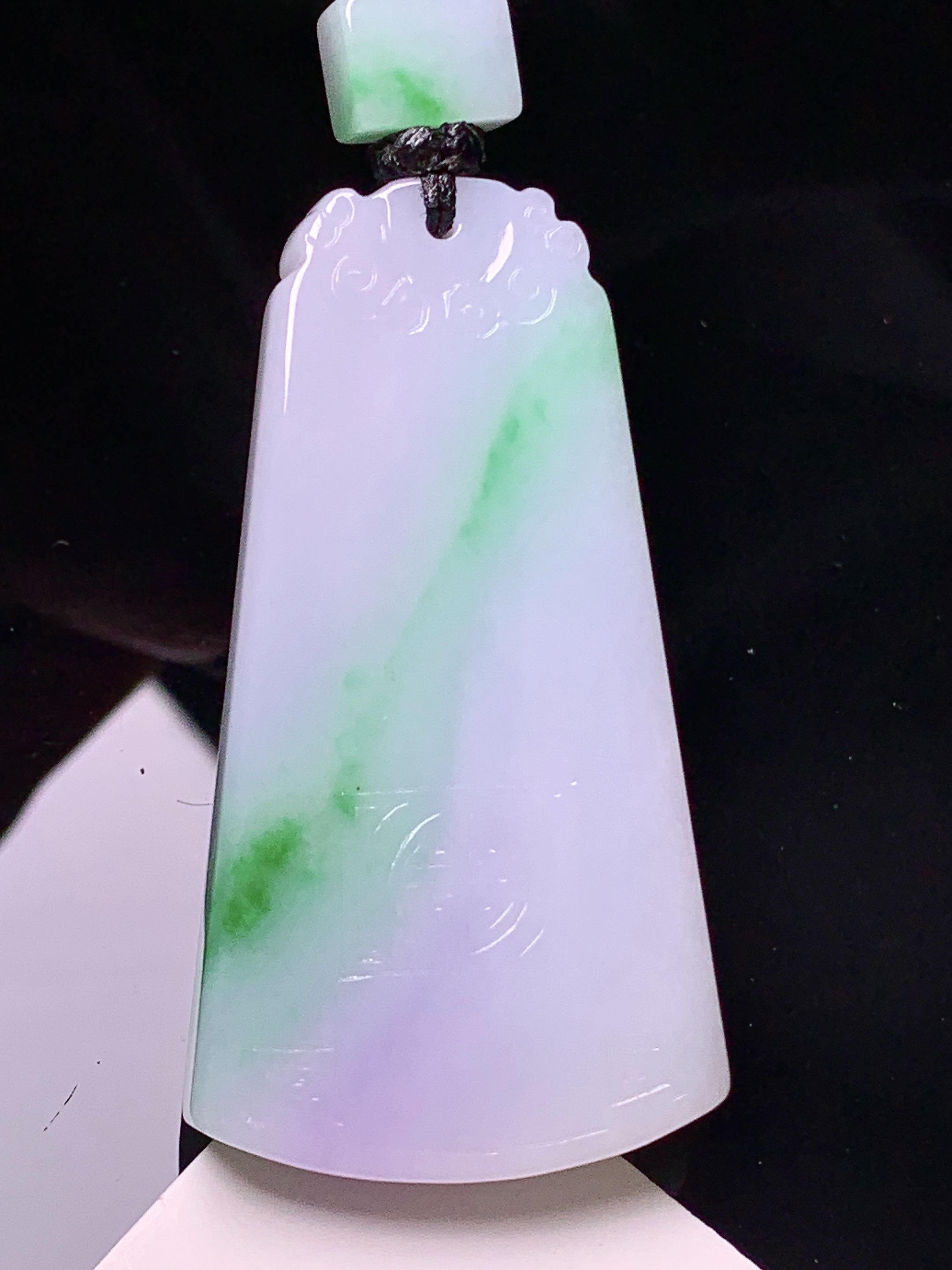 飘绿无事牌吊坠 玉质细腻 色泽艳丽清新 水润亮眼 整体尺寸50.8*27.2*6 L1