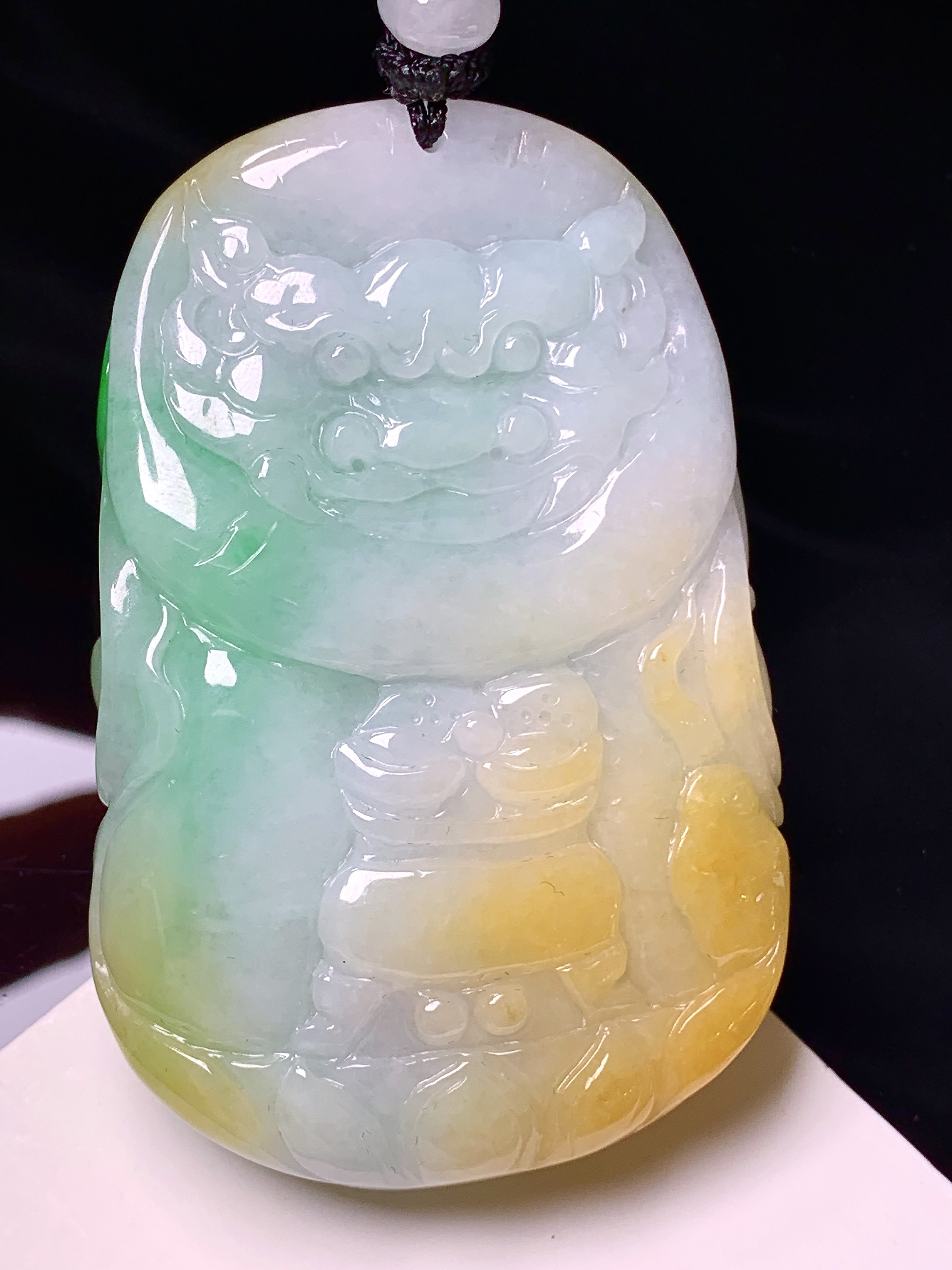 飘黄绿翡财神爷吊坠 玉质细腻 色泽艳丽清新 水润亮眼 整体尺寸60.8*38.8*15.8 w1