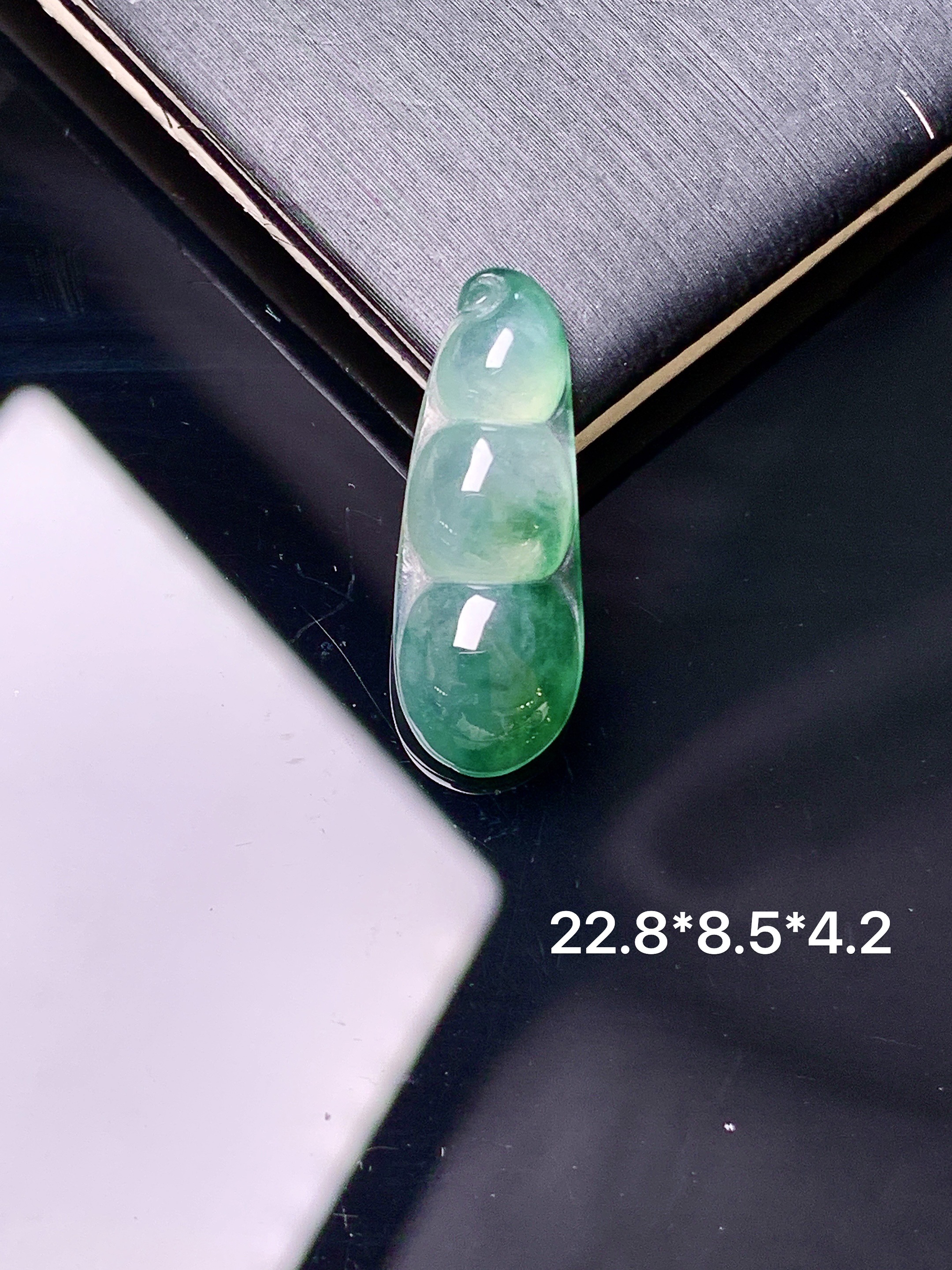 飘绿四季豆吊坠 玉质细腻 色泽艳丽清新 水润亮眼 整体尺寸22.8*8.5*4.2 yz
