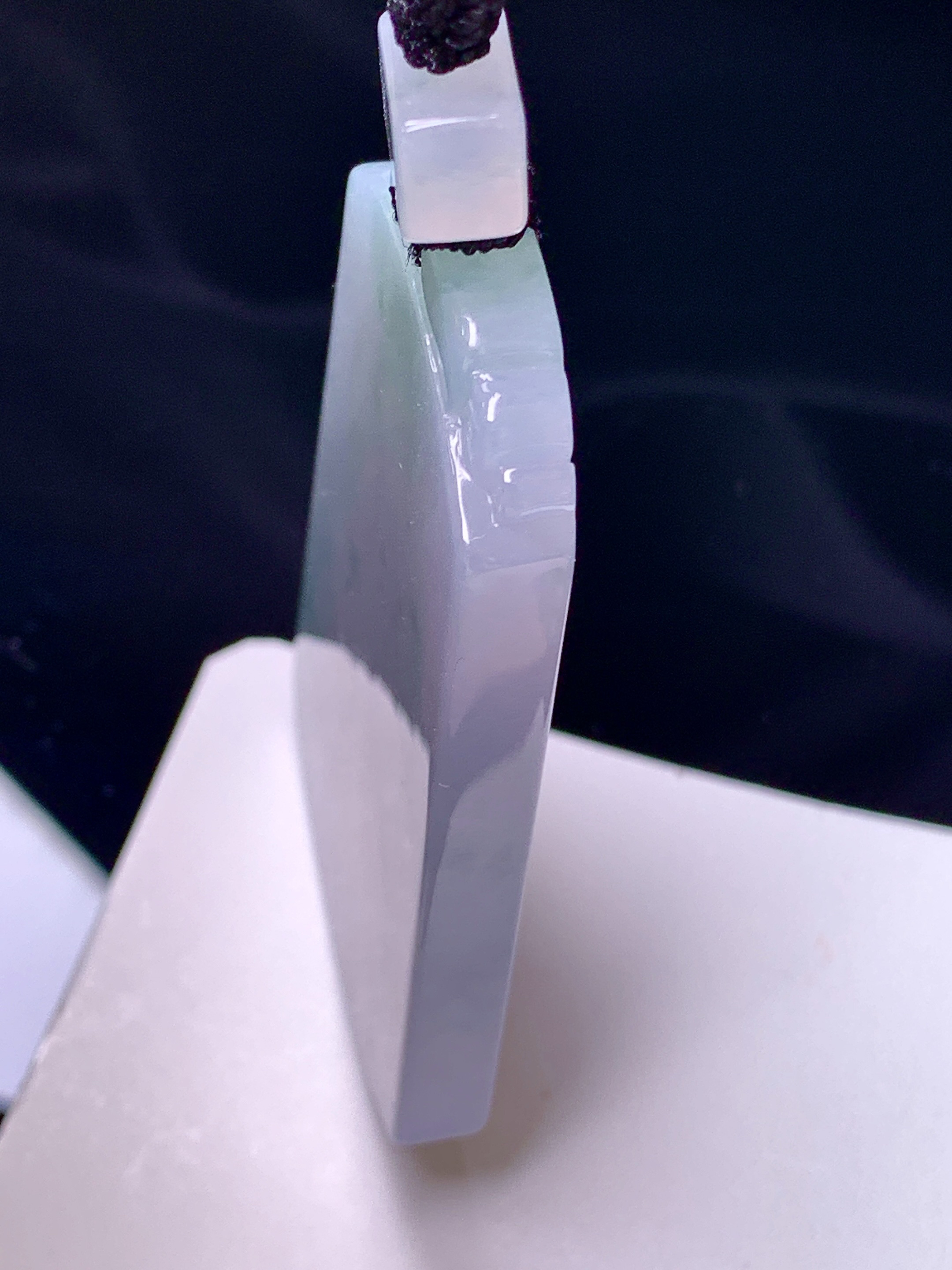飘绿无事牌吊坠 玉质细腻 色泽艳丽清新 水润亮眼 整体尺寸58.3*35.6*5.8 L1