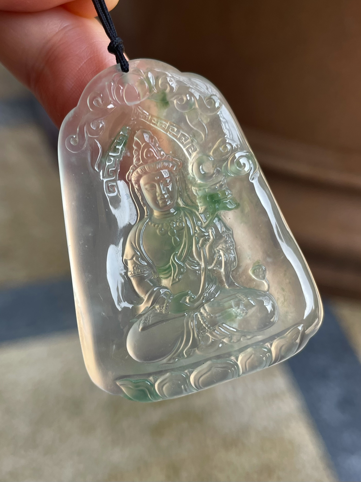 【玻璃种飘花观音】料子通透闪亮，质地致密，种老起强胶感，人物面部开脸生动，雕刻很精细，表情端庄祥和
