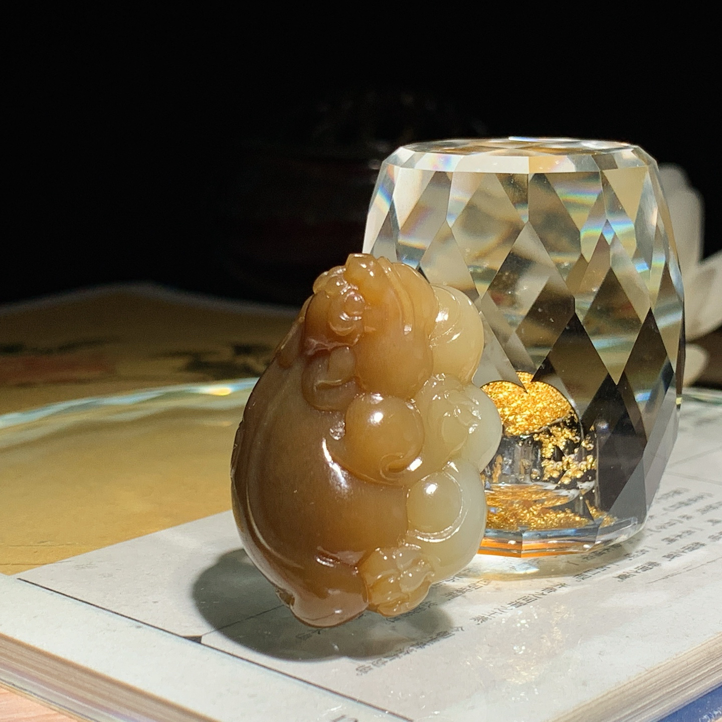 新疆且末糖富贵缠身金蟾挂件。尺寸39/30/20重31克 玉质细腻油润 底色纯净 脂粉好，品质好。l