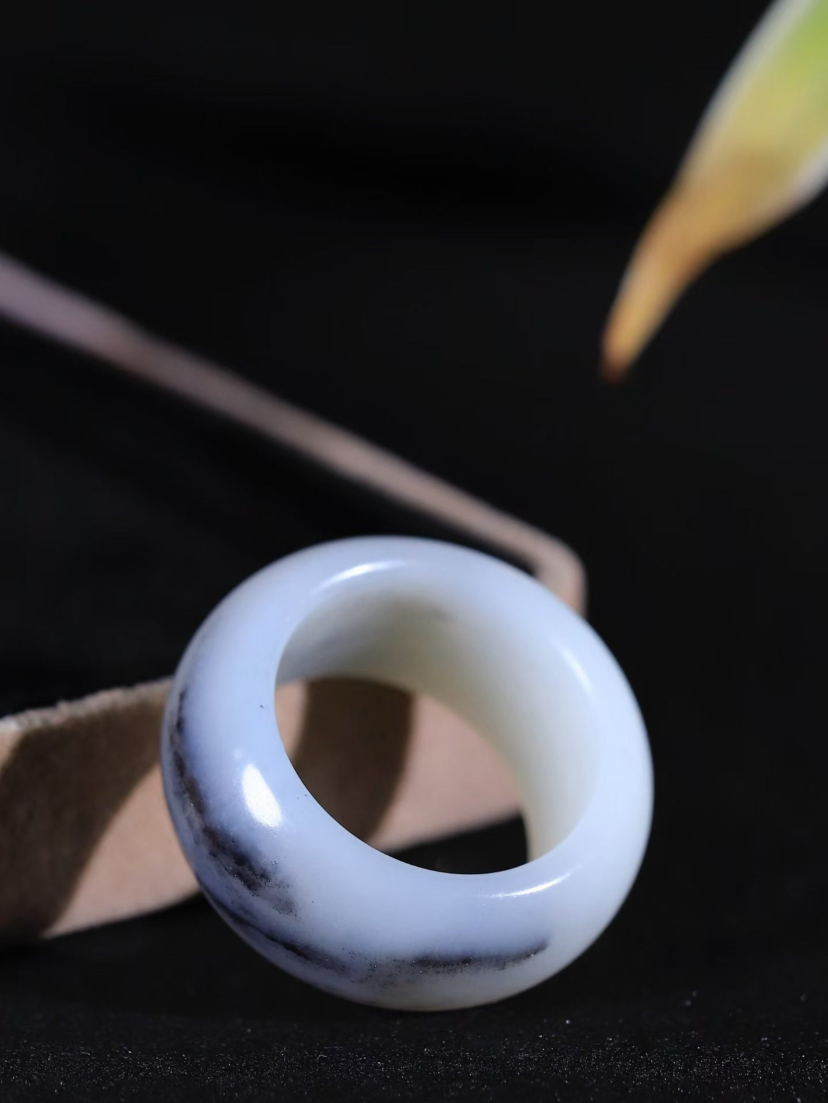 【玉见倾心.戒指】

精品和田玉青花戒指 玉质细腻温润，油性十足。几经花落去，无可奈流年。如果我是一株小菊花，那一定会开在你必经的路旁，努力绽放最美的花蕾，只为等待你惊鸿一瞥的温柔。重13.45克 尺寸21-13.6-5mm  7890980A