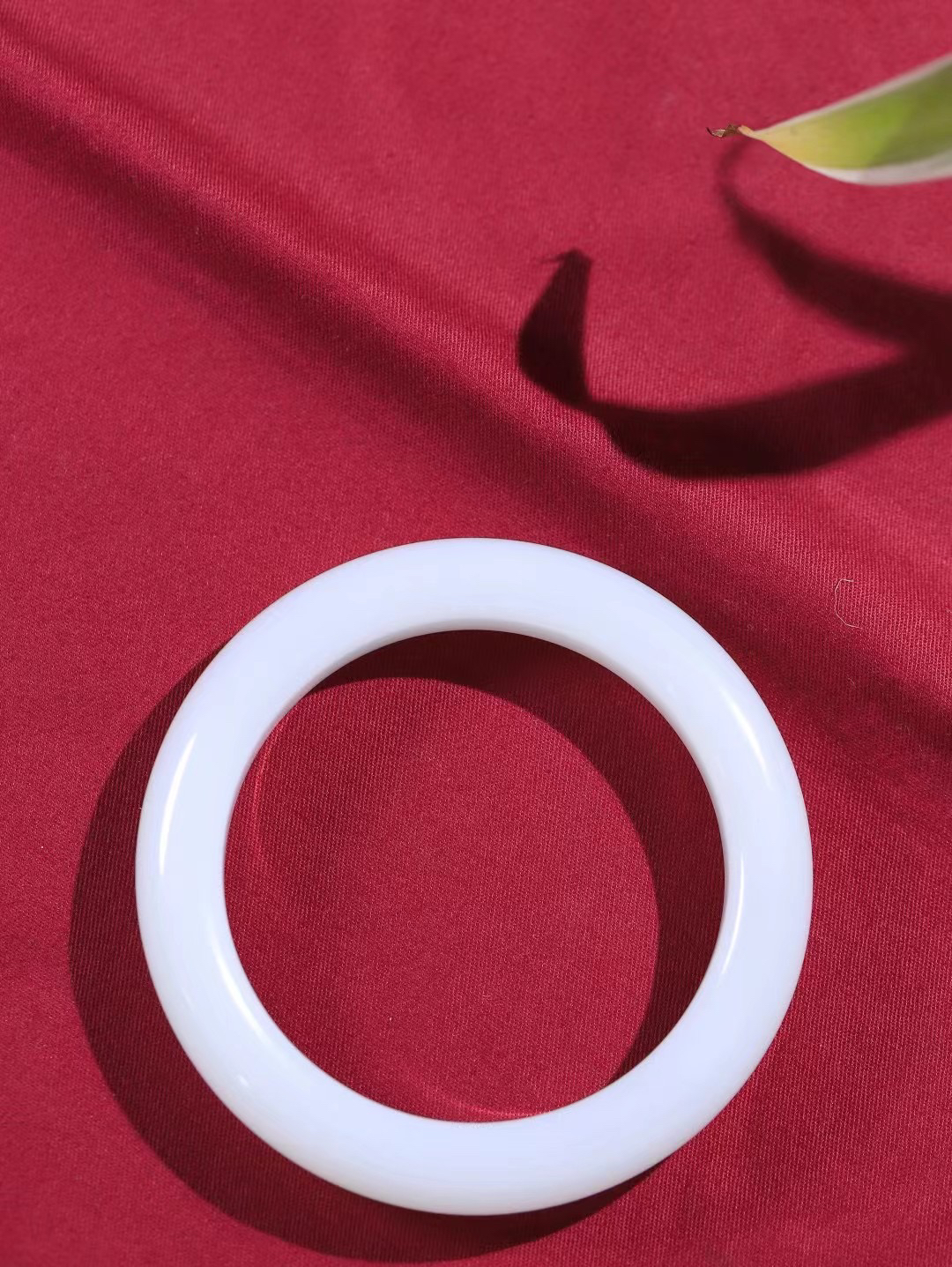 【花样年华·手镯】

精品️和田玉白玉手镯，质地油润细腻，色泽高贵典雅，镯型古朴典雅。在诗情画意的雨巷相遇，你是我腕间的一抹风情，有你眸有深情，清风荡漾湖间静水，我愿俯身低眉，在烟波涟漪处，寻你深情倩影。内径55.5mm尺寸12-9.8mm 重58.72克fDy-7890700