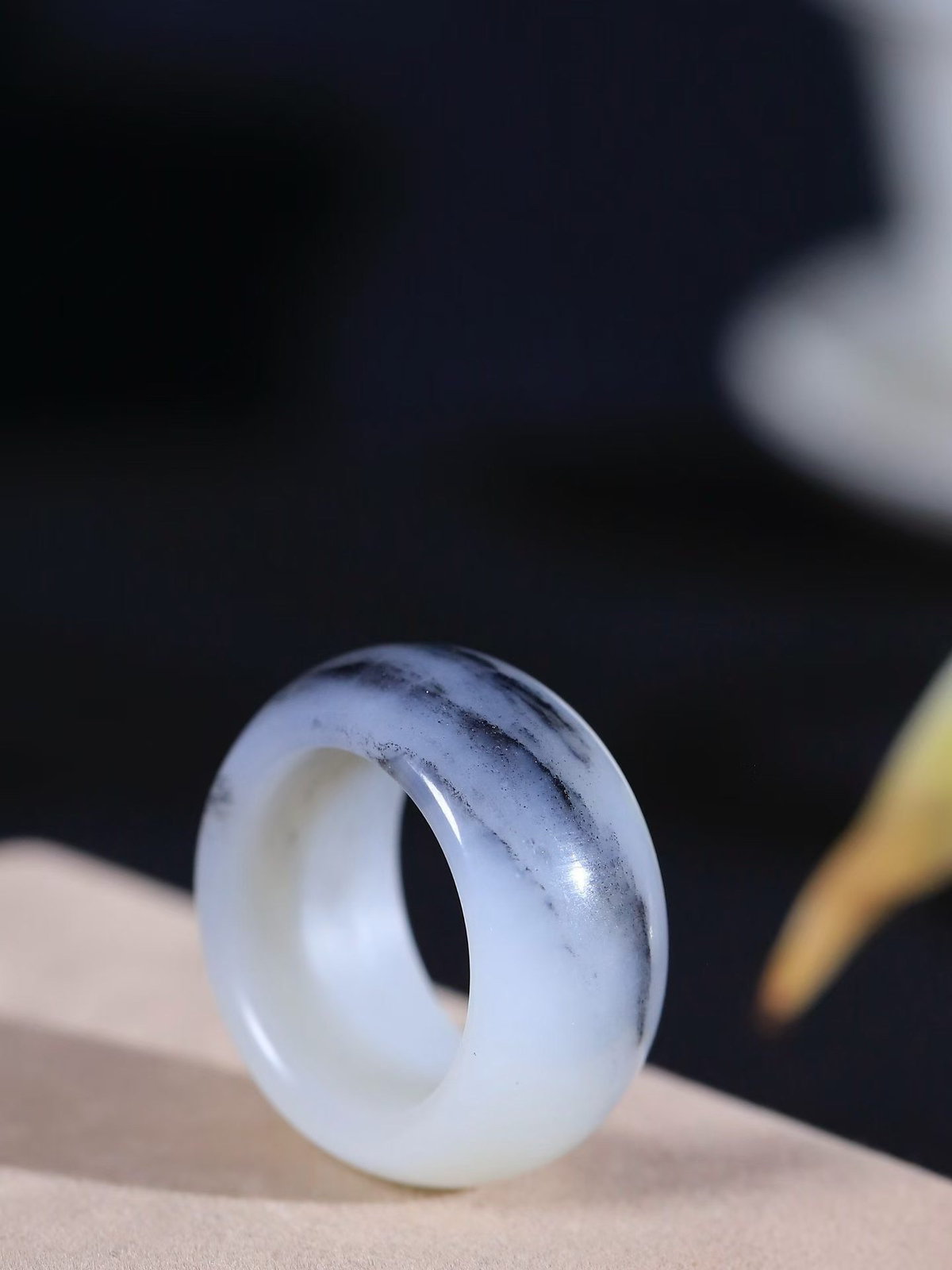 【玉见倾心.戒指】

精品和田玉青花戒指 玉质细腻温润，油性十足。几经花落去，无可奈流年。如果我是一株小菊花，那一定会开在你必经的路旁，努力绽放最美的花蕾，只为等待你惊鸿一瞥的温柔。重13.45克 尺寸21-13.6-5mm  7890980A
