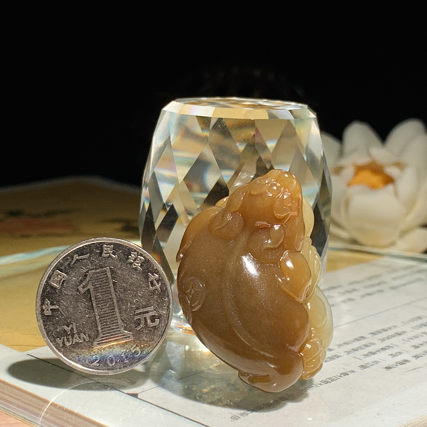 新疆且末糖富贵缠身金蟾挂件。尺寸39/30/20重31克 玉质细腻油润 底色纯净 脂粉好，品质好。lt260912