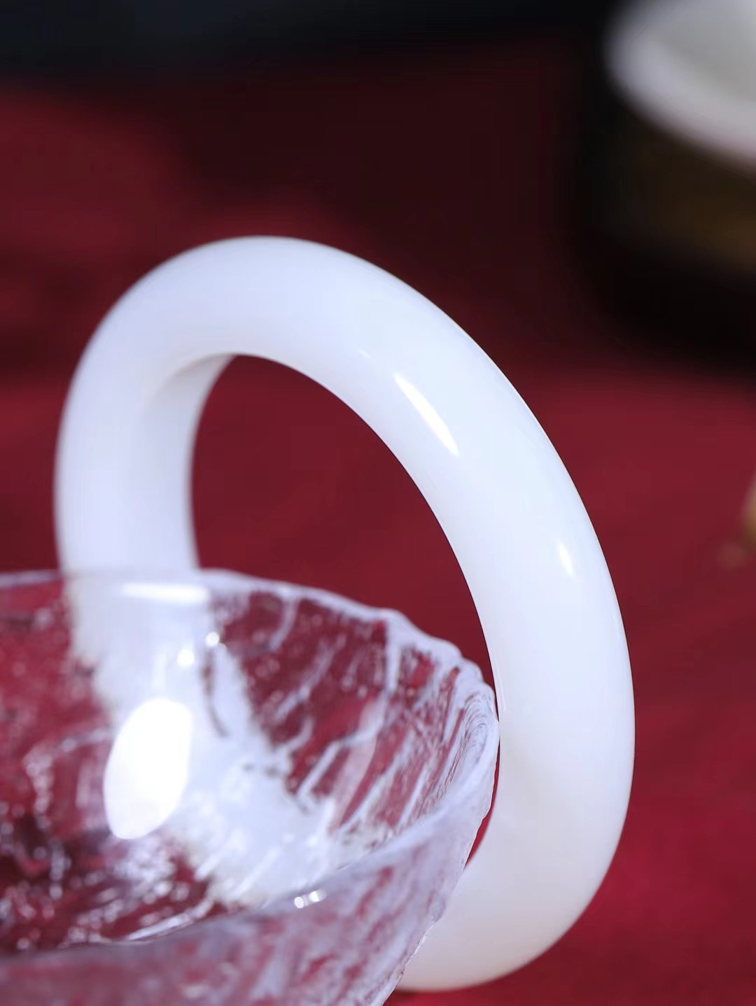 （温柔雅致.手镯）

精品️和田玉白玉手镯。镯型饱满，温润细腻，脂润沁香。️执一卷书，沏一盏茶，着一袭裙，戴一只镯。淡淡浅笺，素心若兰，静赏玉中诗画。悠悠岁月，芊手轻摘，盛满诗样芳华。重63.21克   内径54.5mm 尺寸12.7-10mm    FDy-9990796