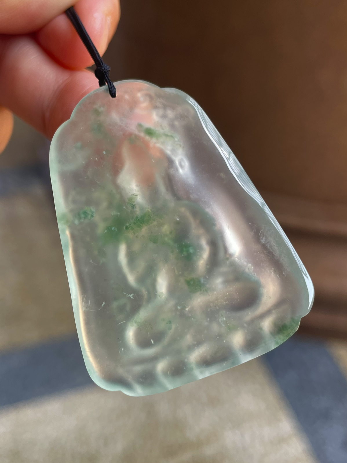 【玻璃种飘花观音】料子通透闪亮，质地致密，种老起强胶感，人物面部开脸生动，雕刻很精细，表情端庄祥和