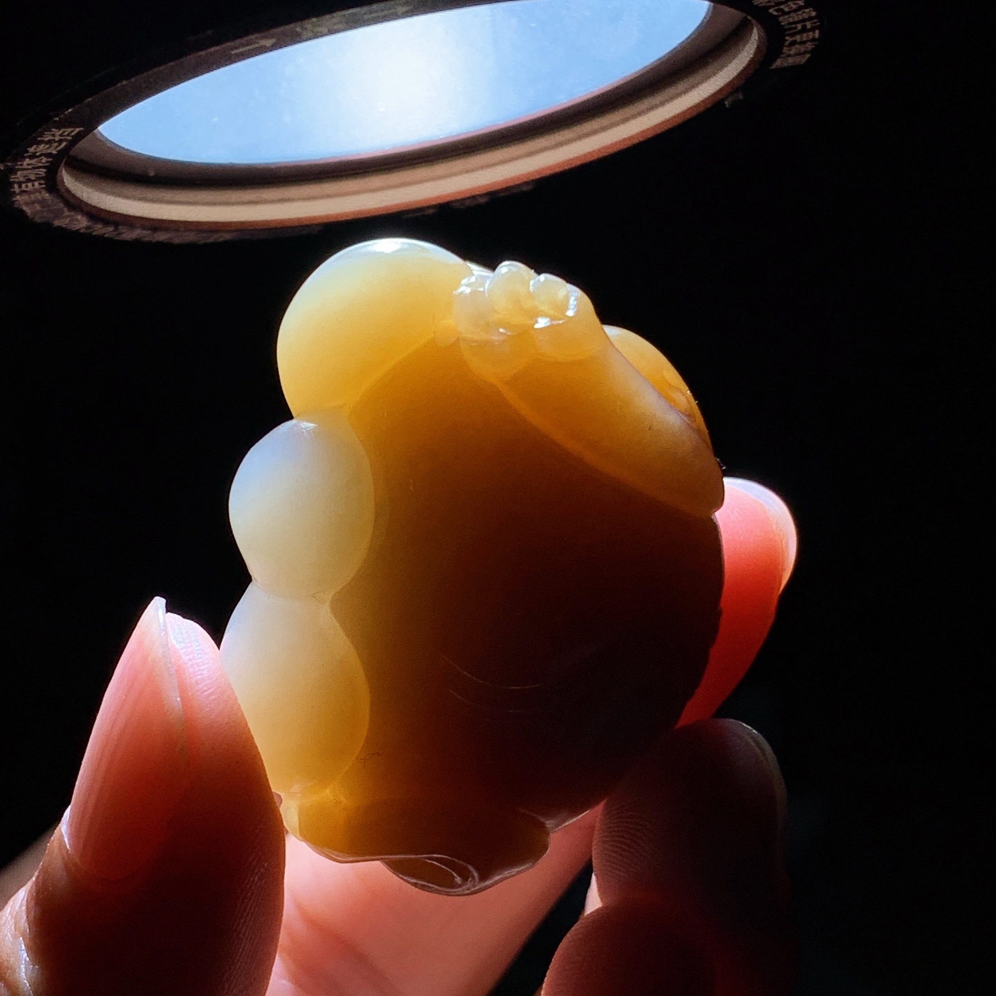 新疆且末糖富贵缠身金蟾挂件。尺寸39/30/20重31克 玉质细腻油润 底色纯净 脂粉好，品质好。lt260912